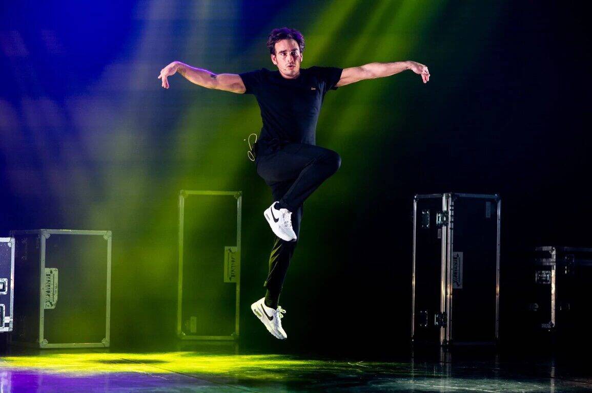 "J'ai préféré en rire et en faire rire les autres": Kevin Levy raconte sur scène son expérience de "Cocu"