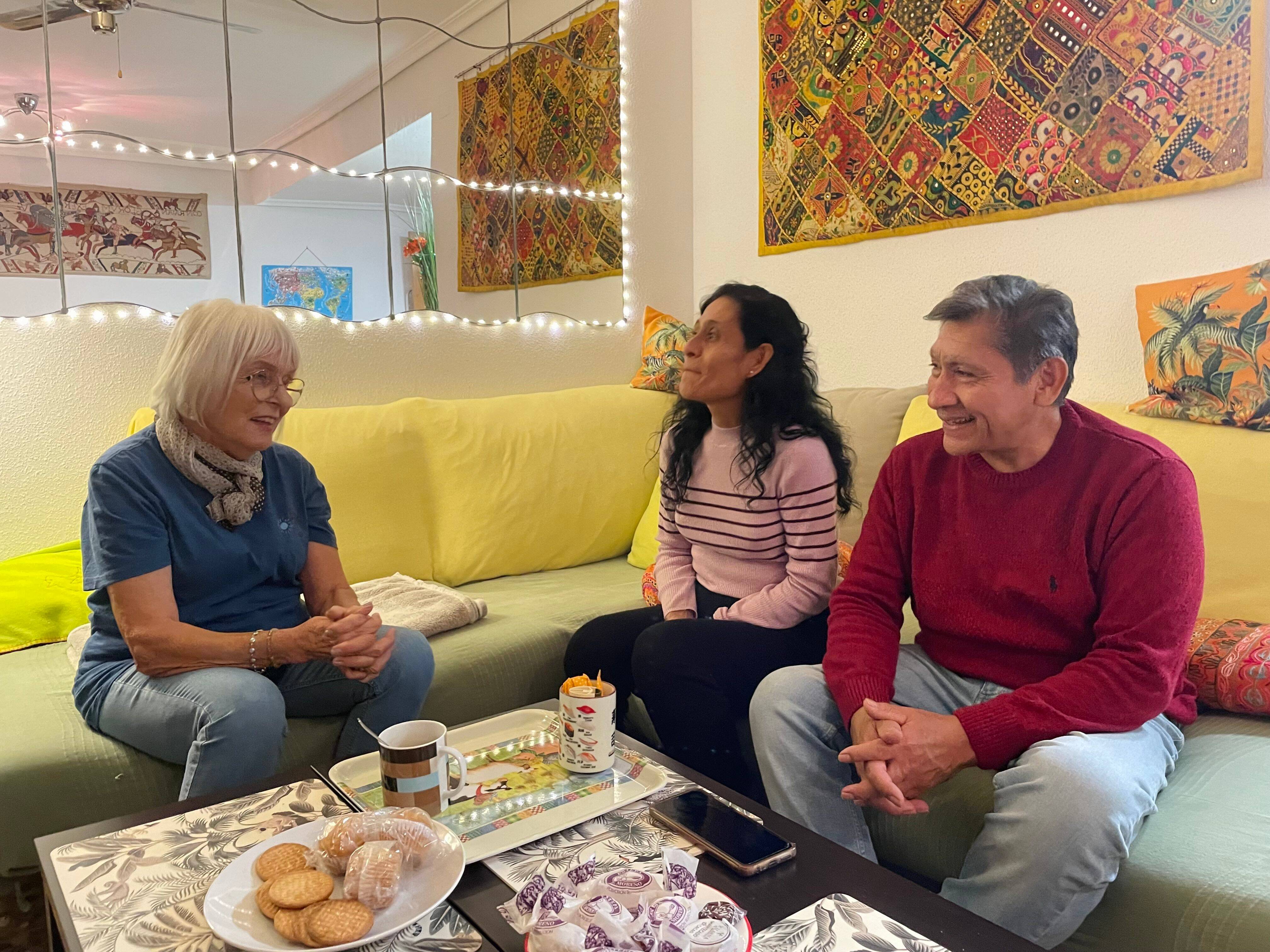 "Il faut bien relever la tête": à Paiporta la sinistrée, les bons petits plats de Claudine, une Française qui veut du bien à ses voisins