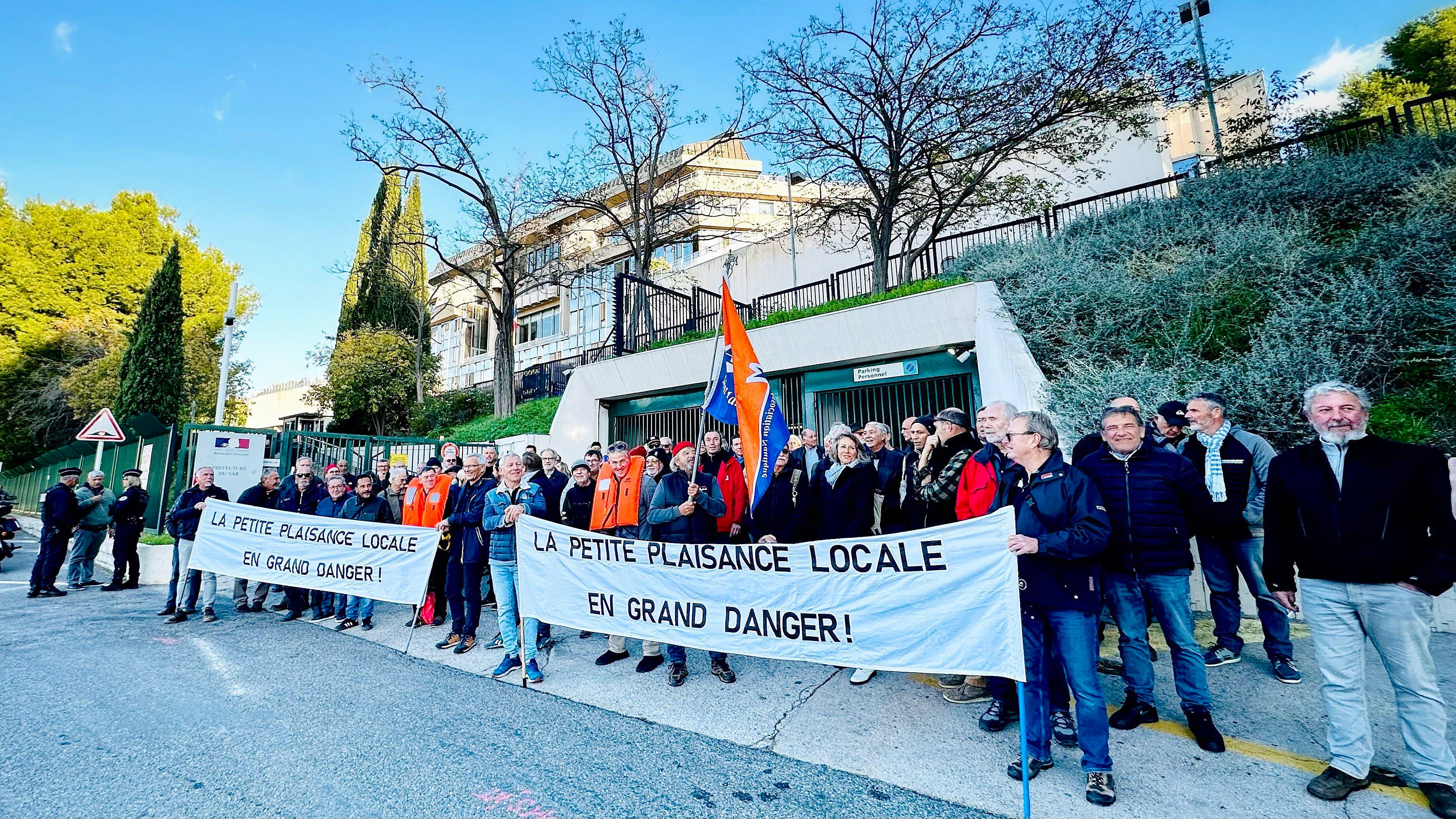 "Ils tuent la petite plaisance dans la rade": les usagers manifestent devant la préfecture pour dénoncer l'augmentation des tarifs