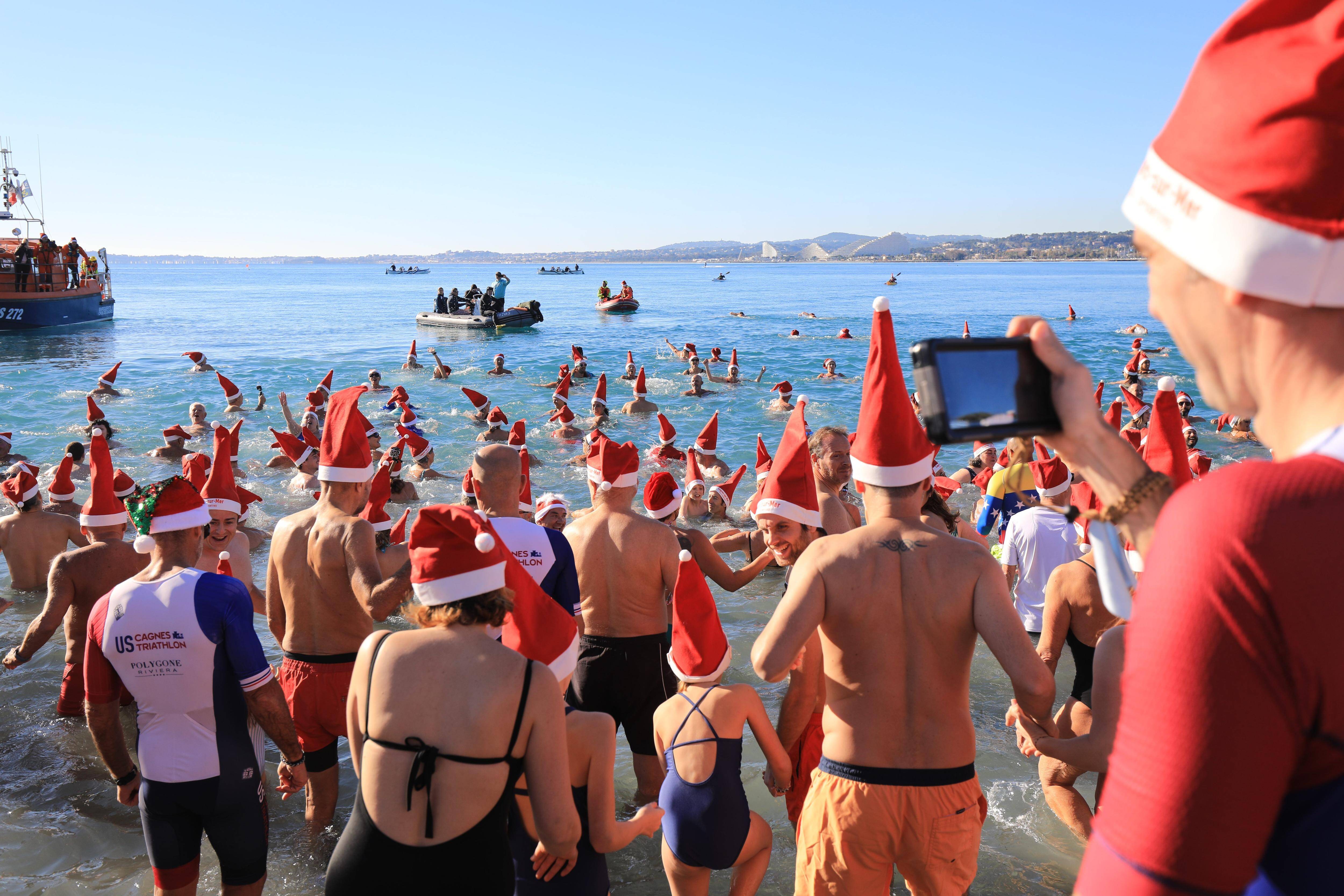 "Il vient de Limoges lui, donc il s'en fout mais elle est froide!": Plus de 650 courageux ont participé au bain de Noël à Cagnes-sur-Mer