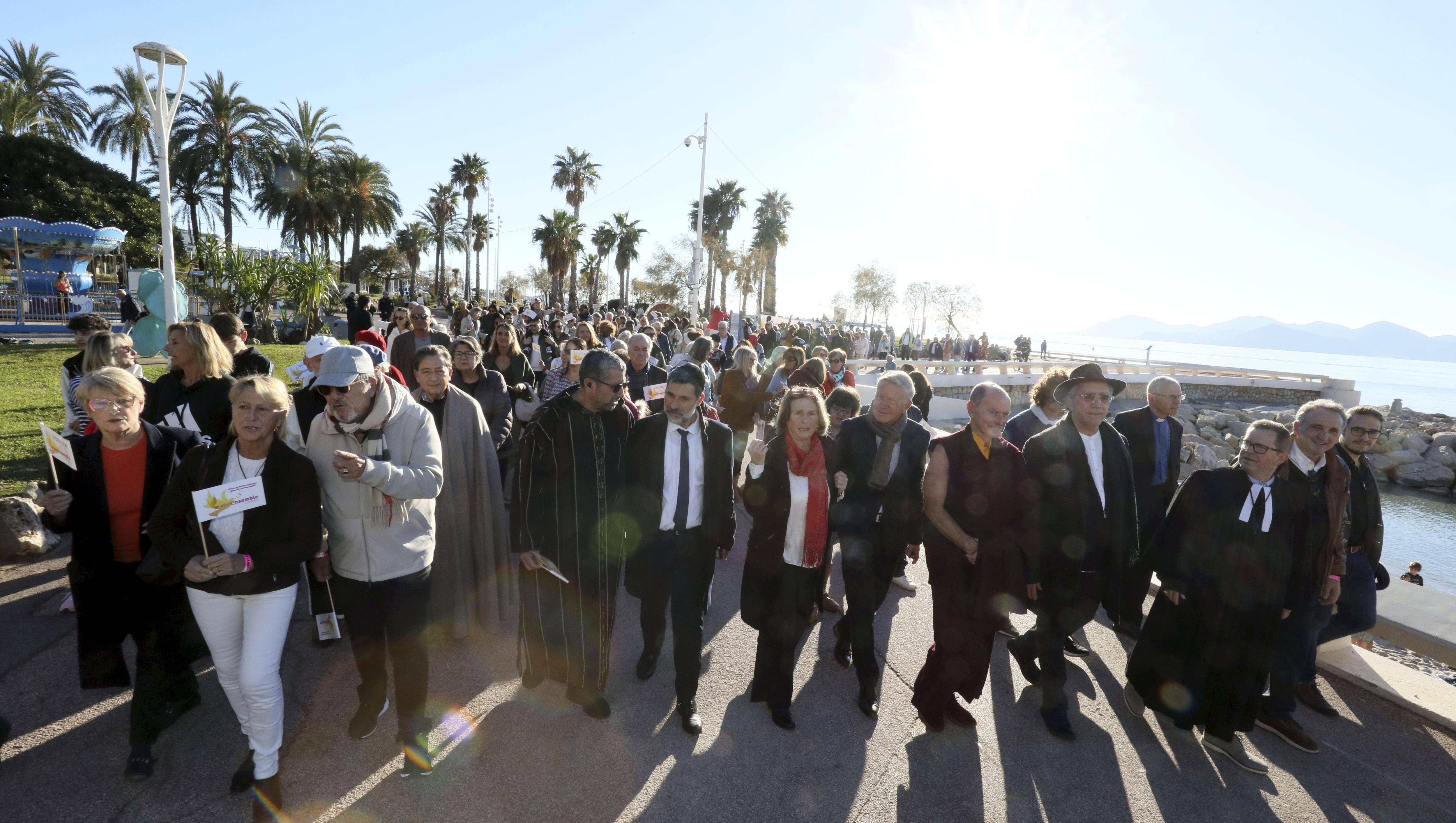 "Nous avons tous une vision commune de fraternité et d'entraide": les communautés religieuses ont marché pour la paix et le vivre ensemble ce dimanche à Cannes