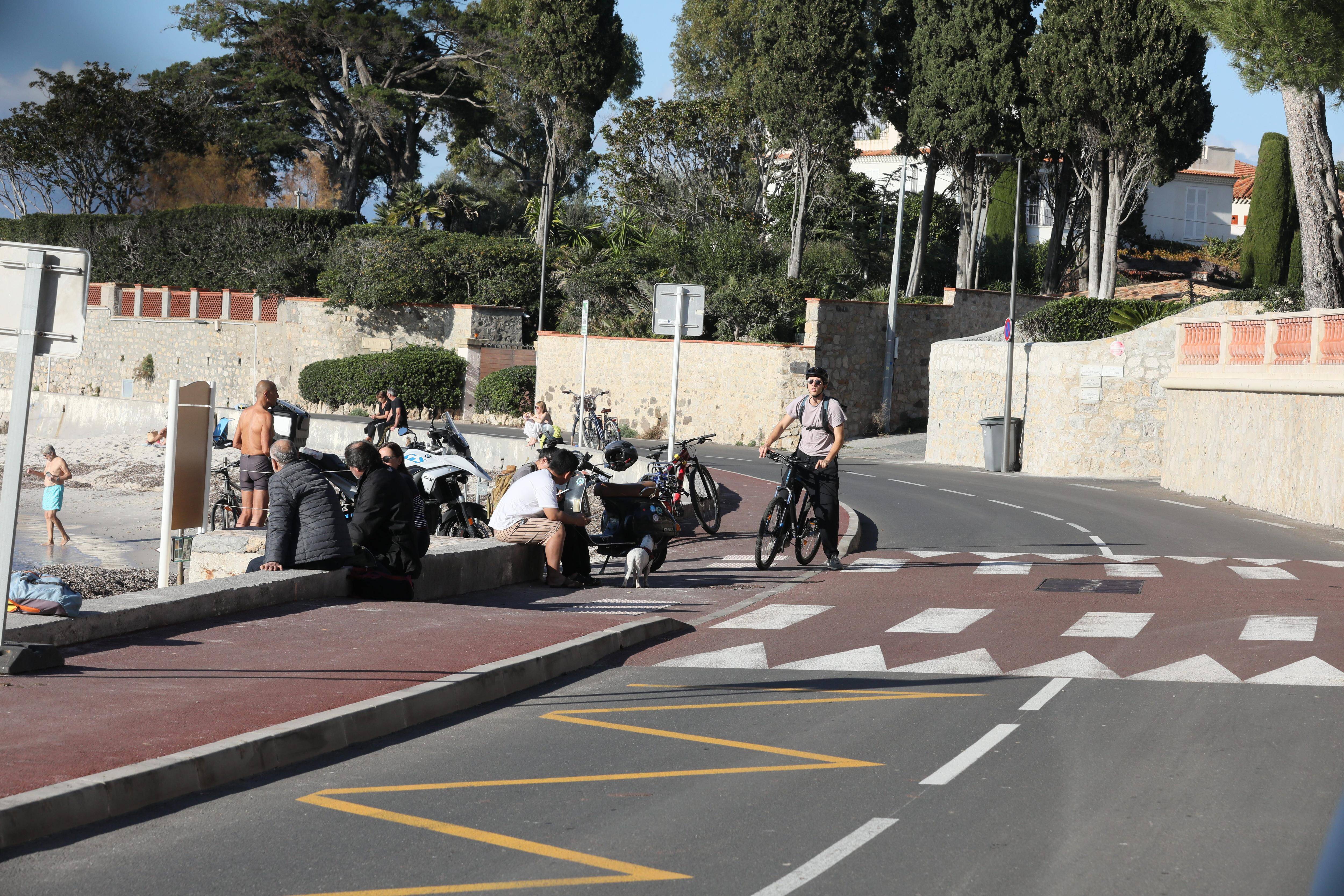 "À chaque conseil de quartier, quelqu'un hurle sur les pistes cyclables": vif échange entre des cyclistes et le maire d'Antibes