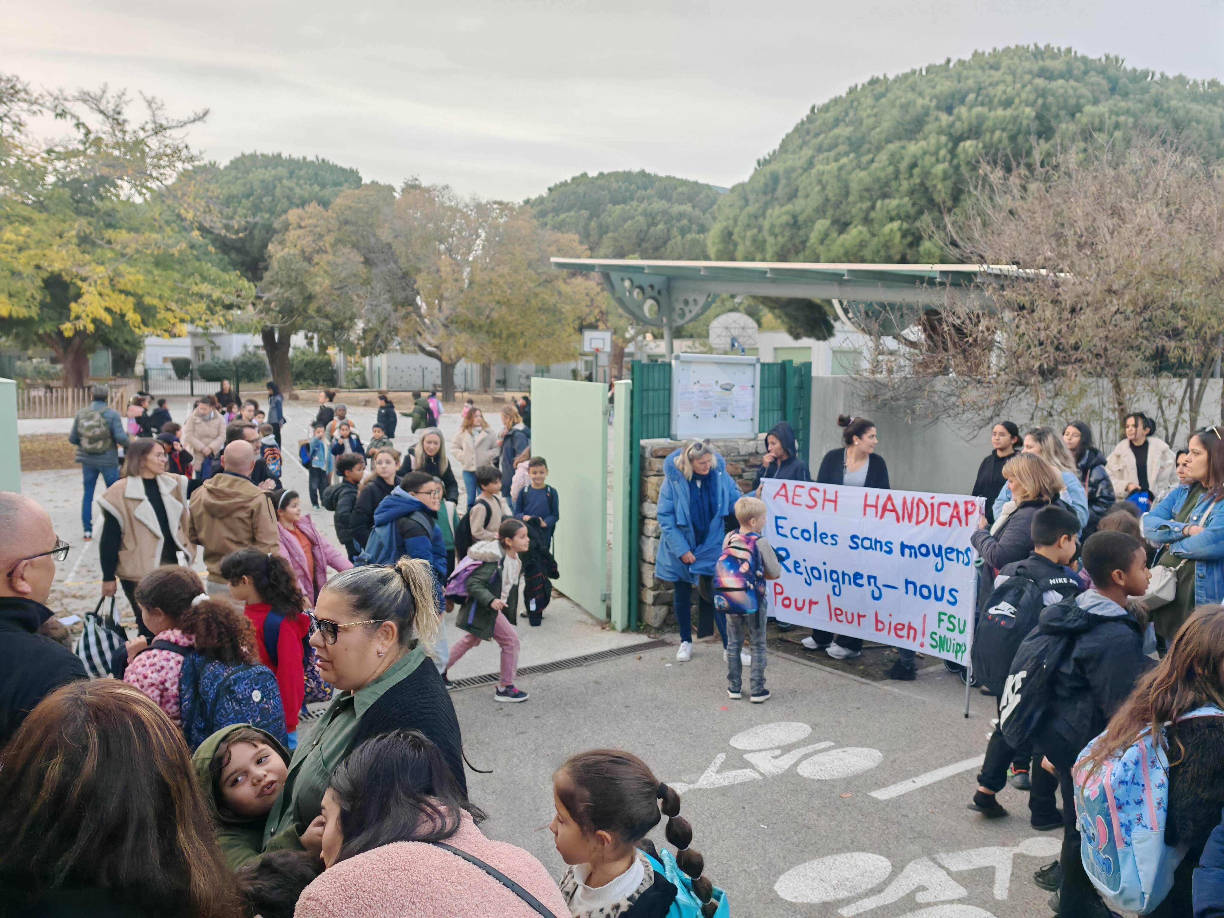 Ils dénoncent le manque d'accompagnants d'élèves en situation de handicap dans cette école de La Seyne