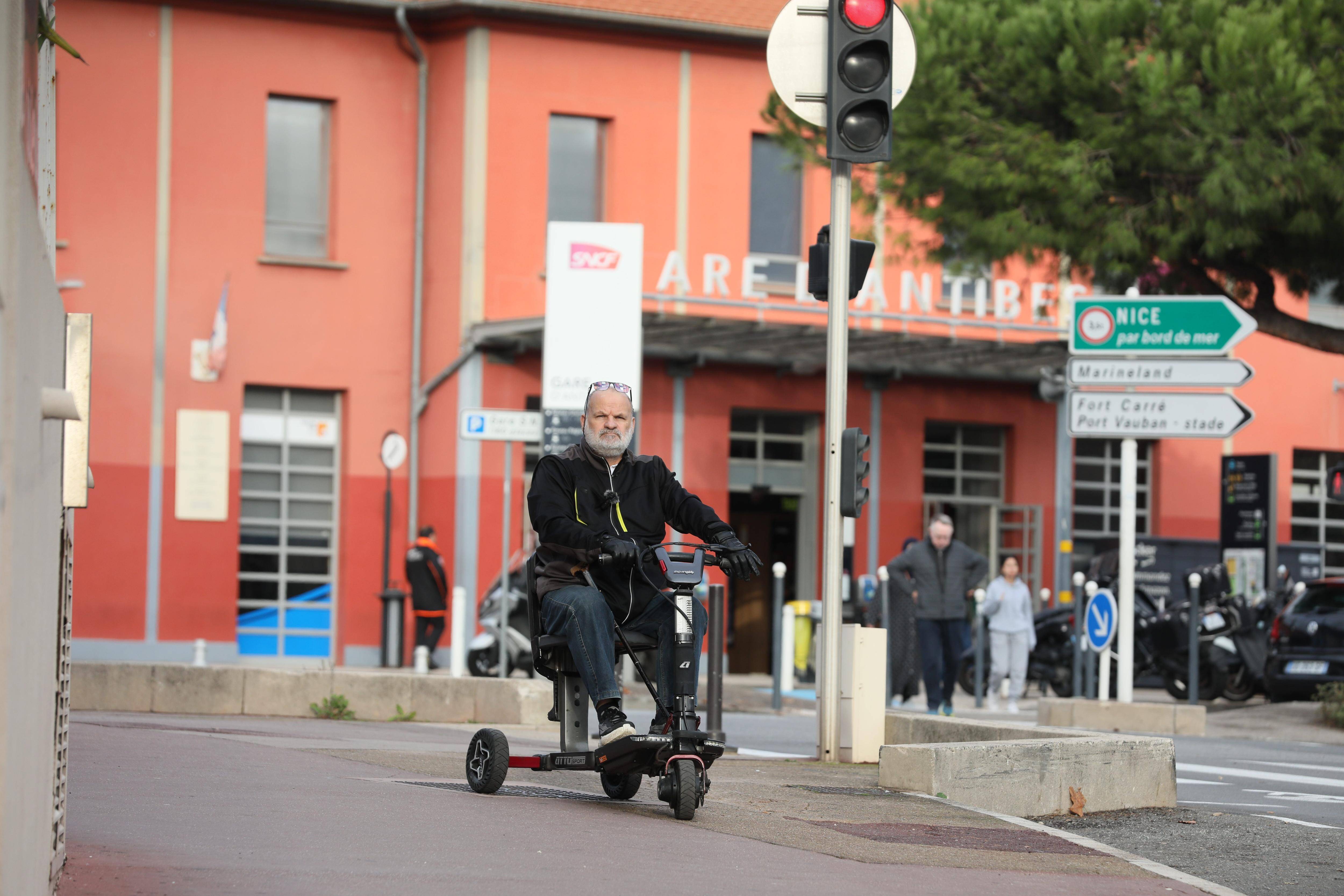 Où en est l'accessibilité sur la Côte d'Azur? On a suivi Benoît en fauteuil roulant dans les rues d'Antibes