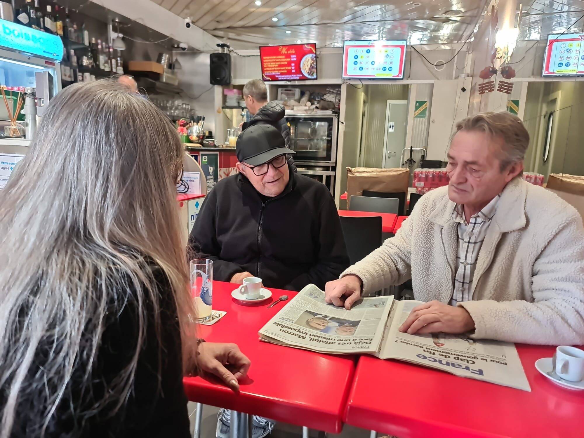 "La Marine marchande pour elle-même": dans ce bar de Saint-Laurent-du-Var les clients ont un avis sur la censure