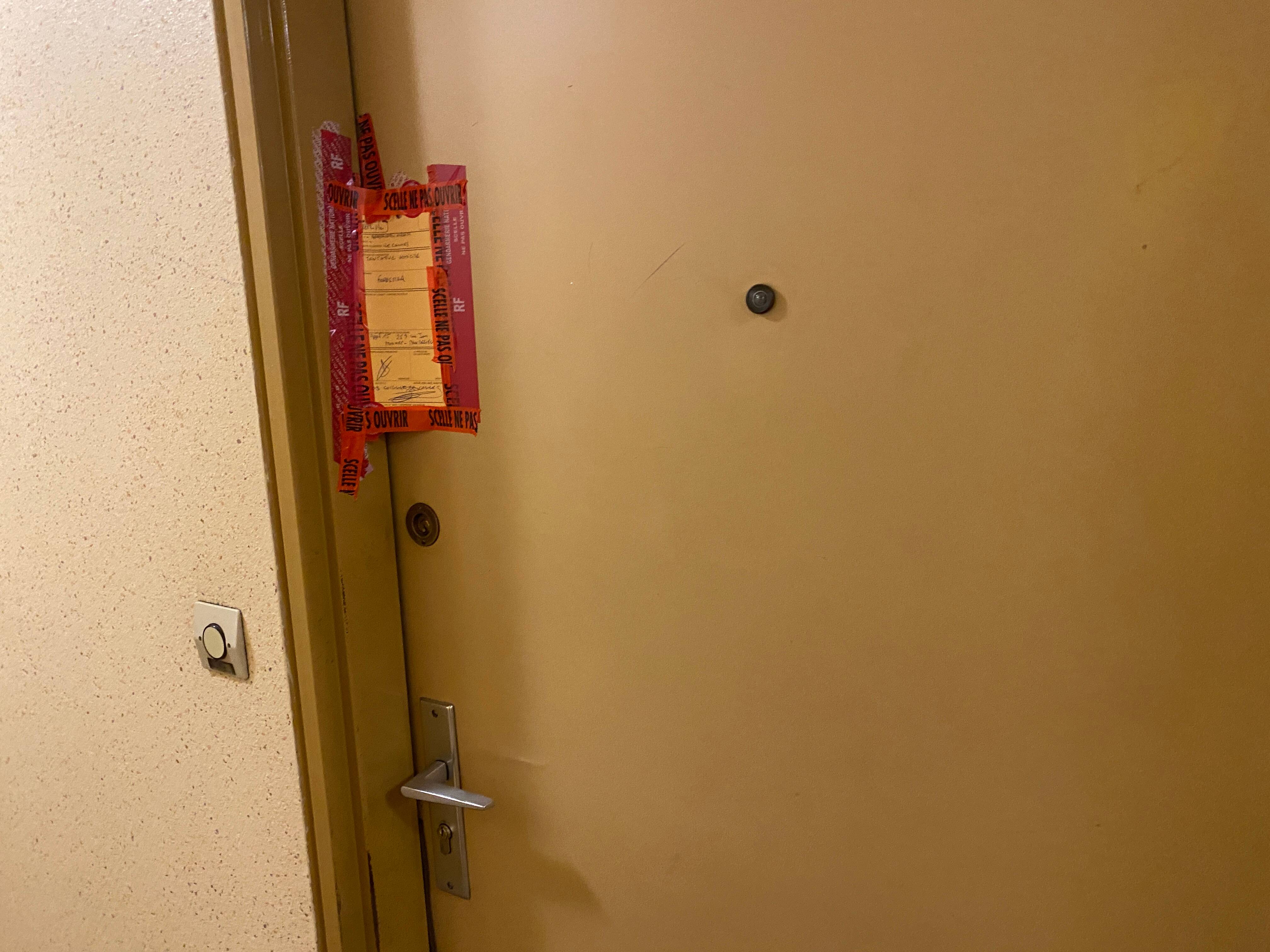 Une jeune femme chute d'un balcon au deuxième étage d'une résidence à Mandelieu, elle accuse un homme de l'avoir poussée