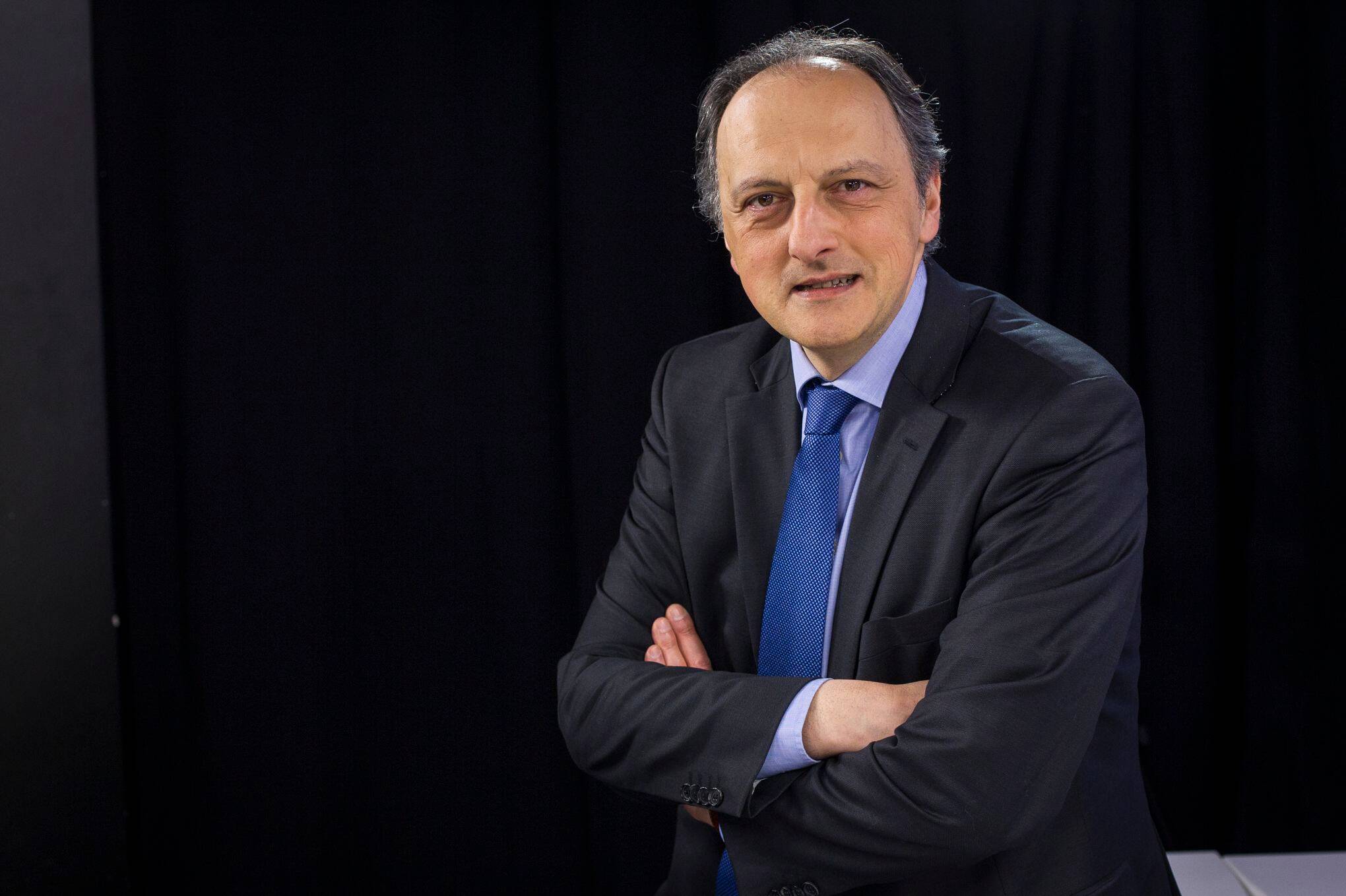 "Plus il y a du vide, plus Emmanuel Macron sera exposé", analyse le président niçois de l'institut d'études Elabe Bernard Sananès