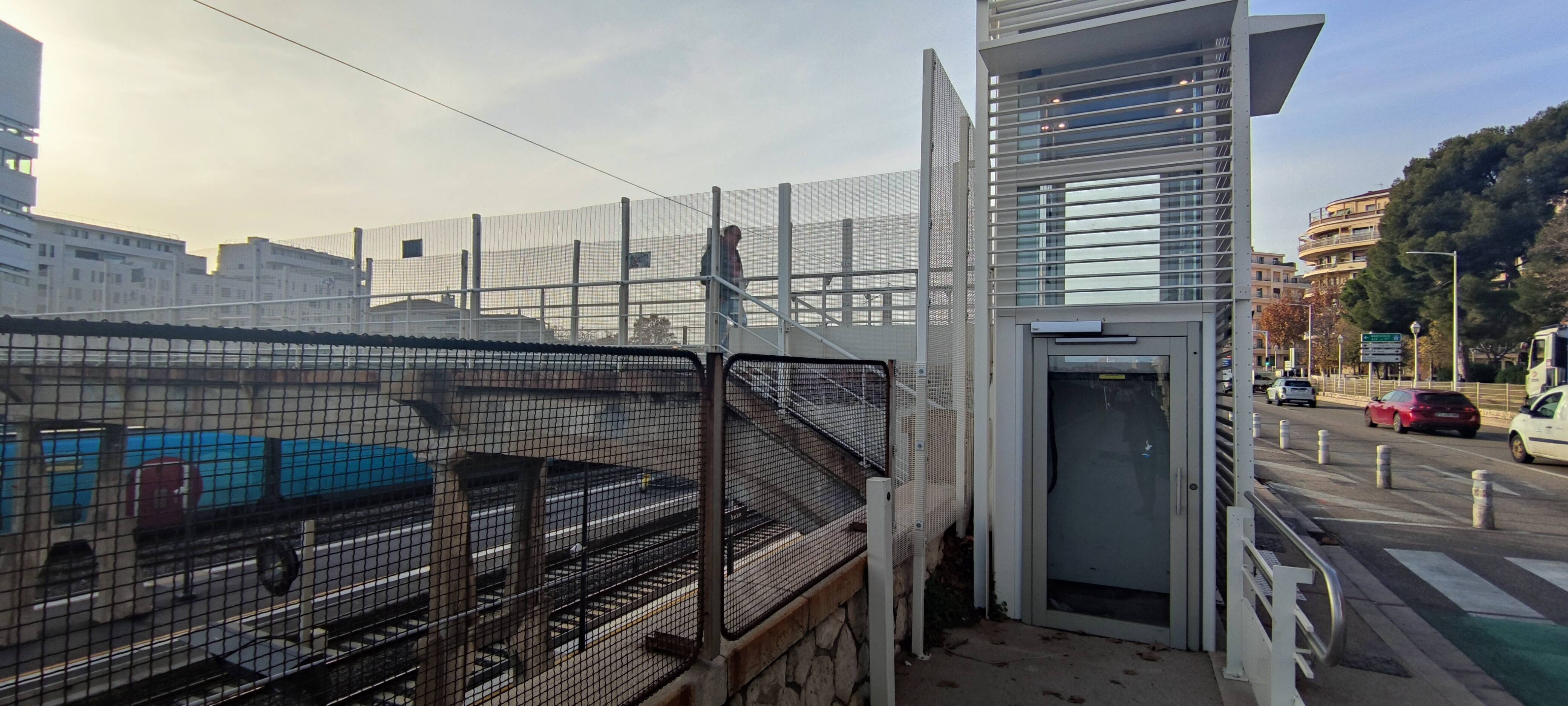 L'ascenseur qui permet d'enjamber les voies ferrées près de la gare de Toulon est de nouveau en panne