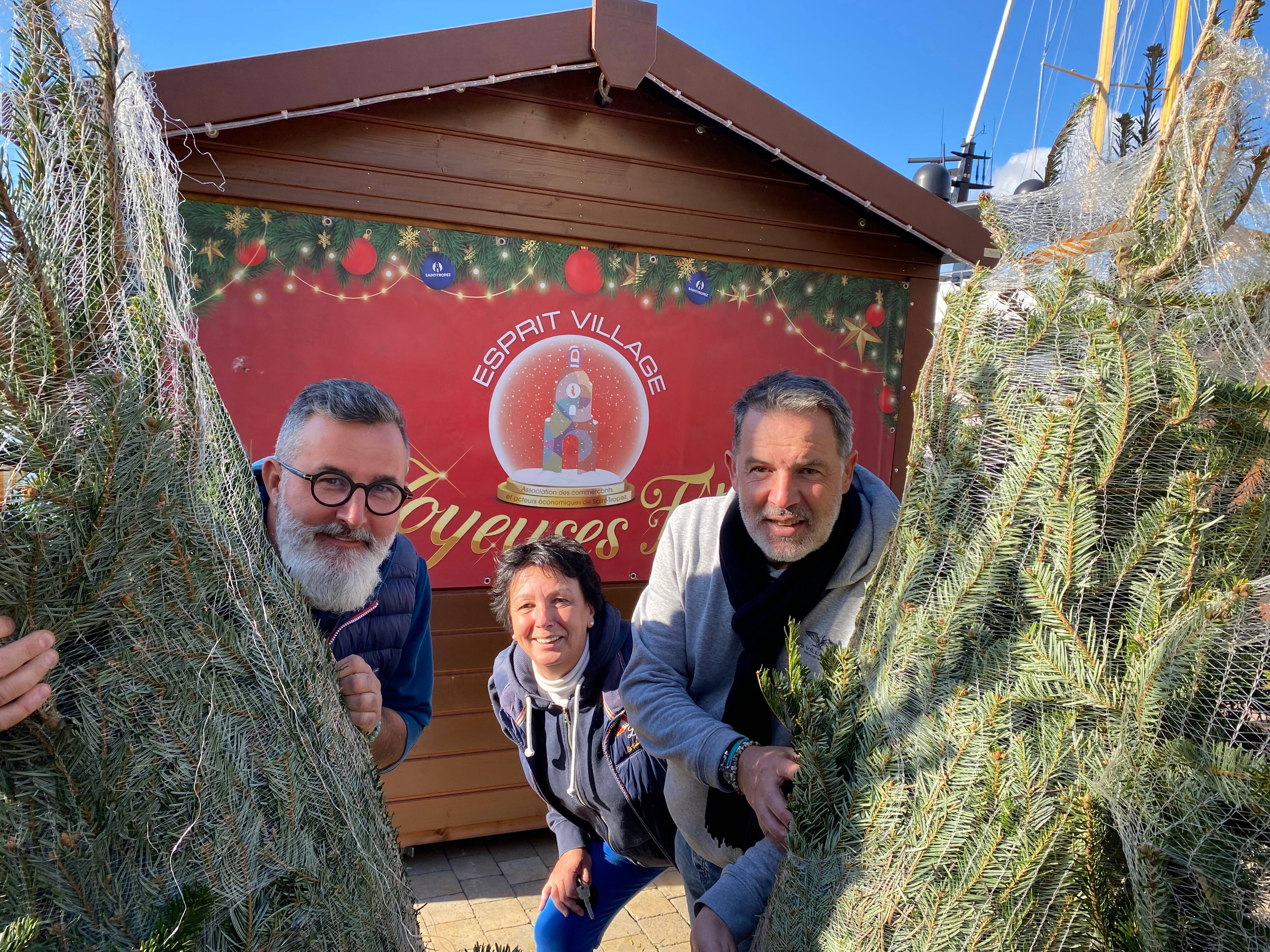 Chalets de Noël installés sur le vieux port de Saint-Tropez: quoi de neuf cette année?