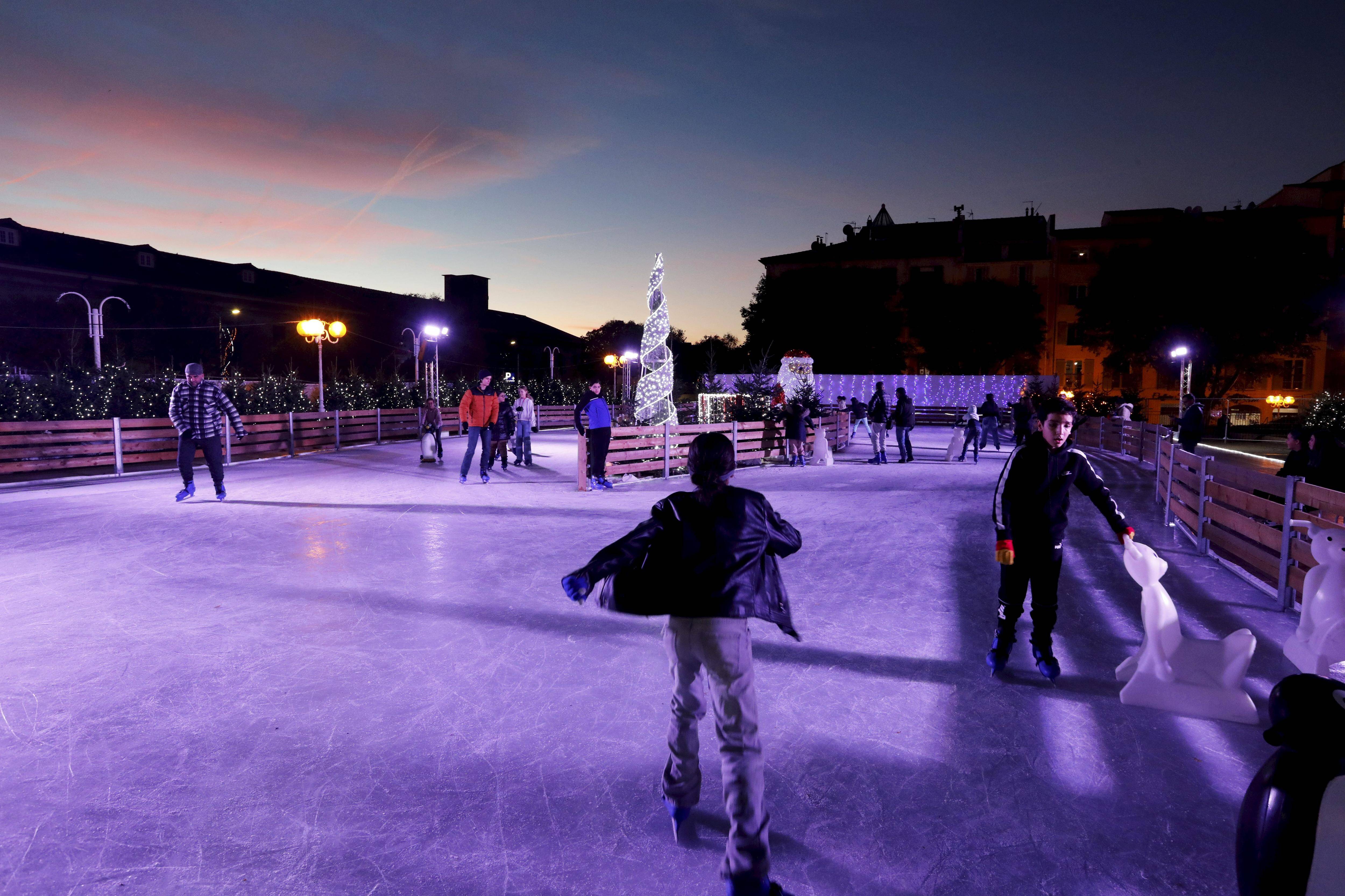 A Toulon, manèges et patinoire attendent les enfants au marché de Noël