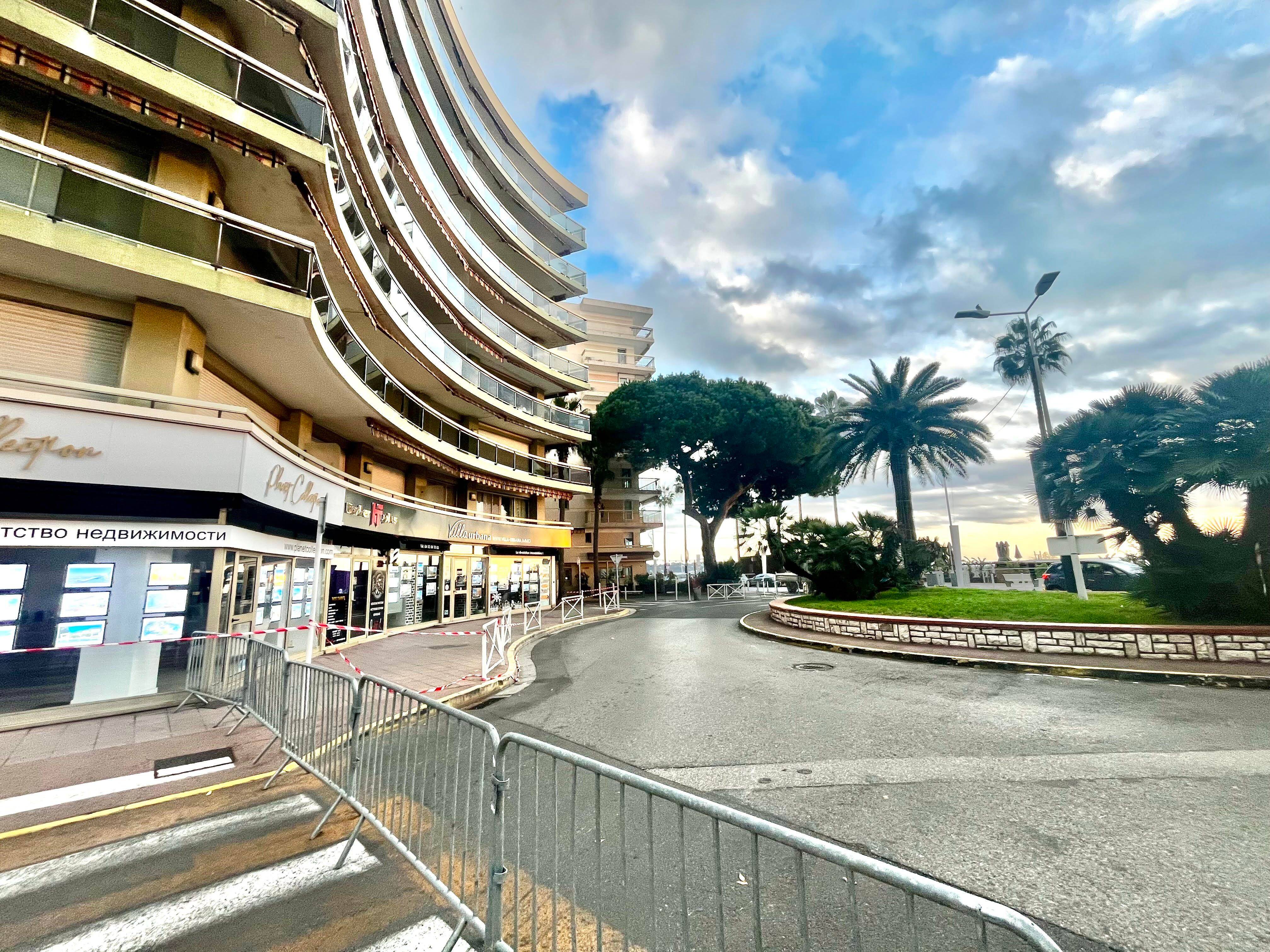 Fissure sur le toit d'un immeuble : on sait pourquoi tout un périmètre a été bouclé à Juan-les-Pins