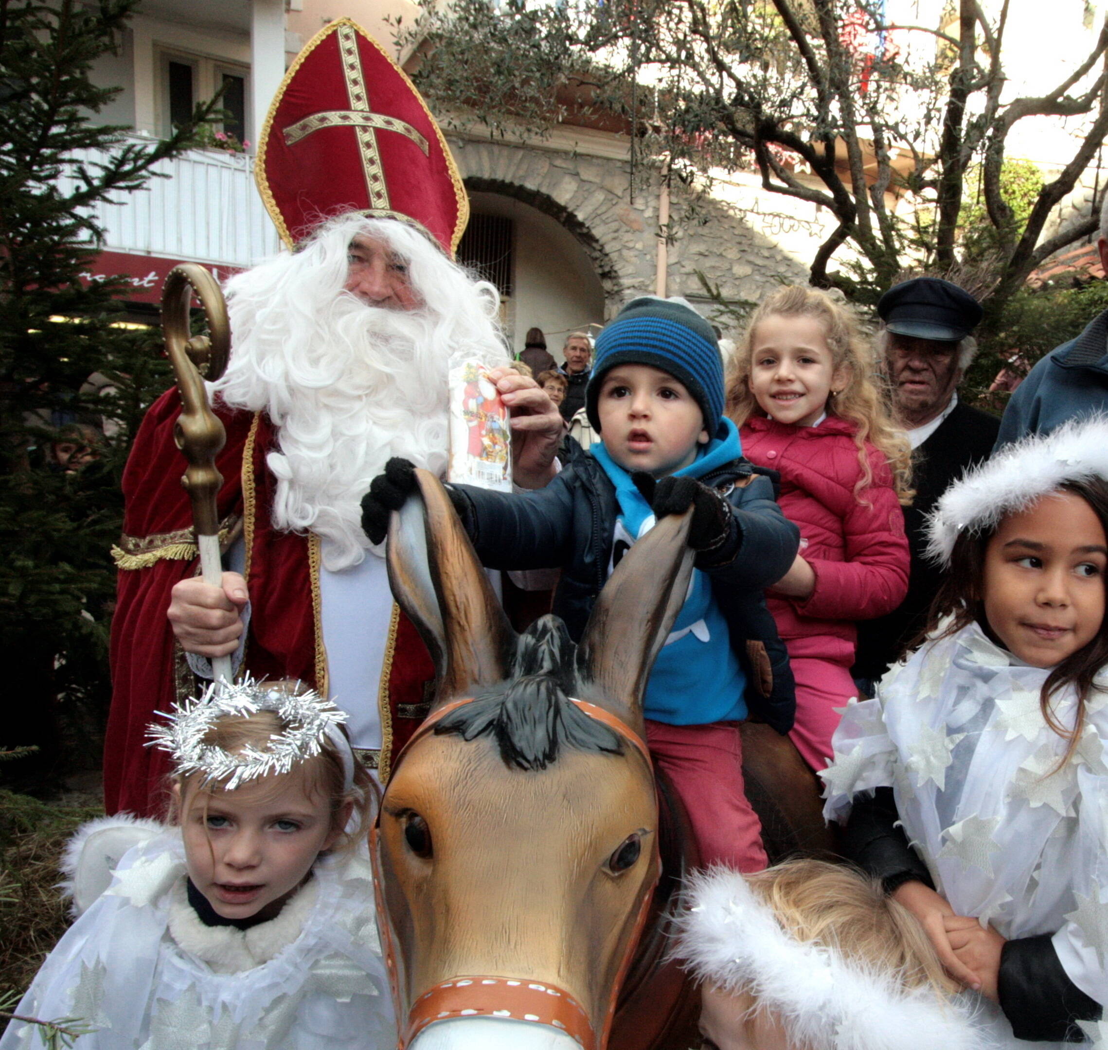 Saint-Nicolas en visite au village des crèches de Lucéram ce dimanche