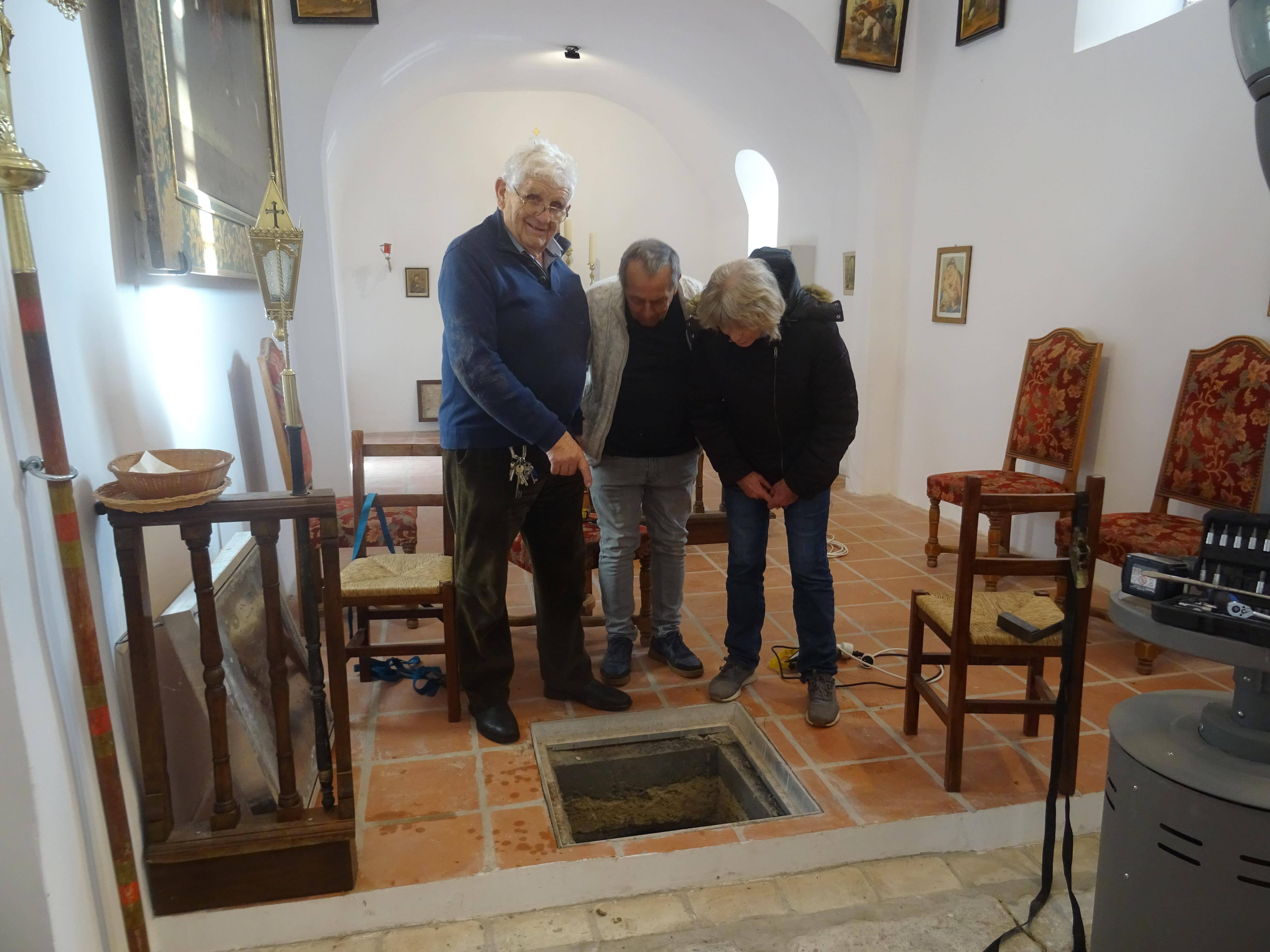 "Je ne voulais pas recouvrir ces corps par respect": des squelettes découverts sous l'église d'un petit village des Alpes-Maritimes
