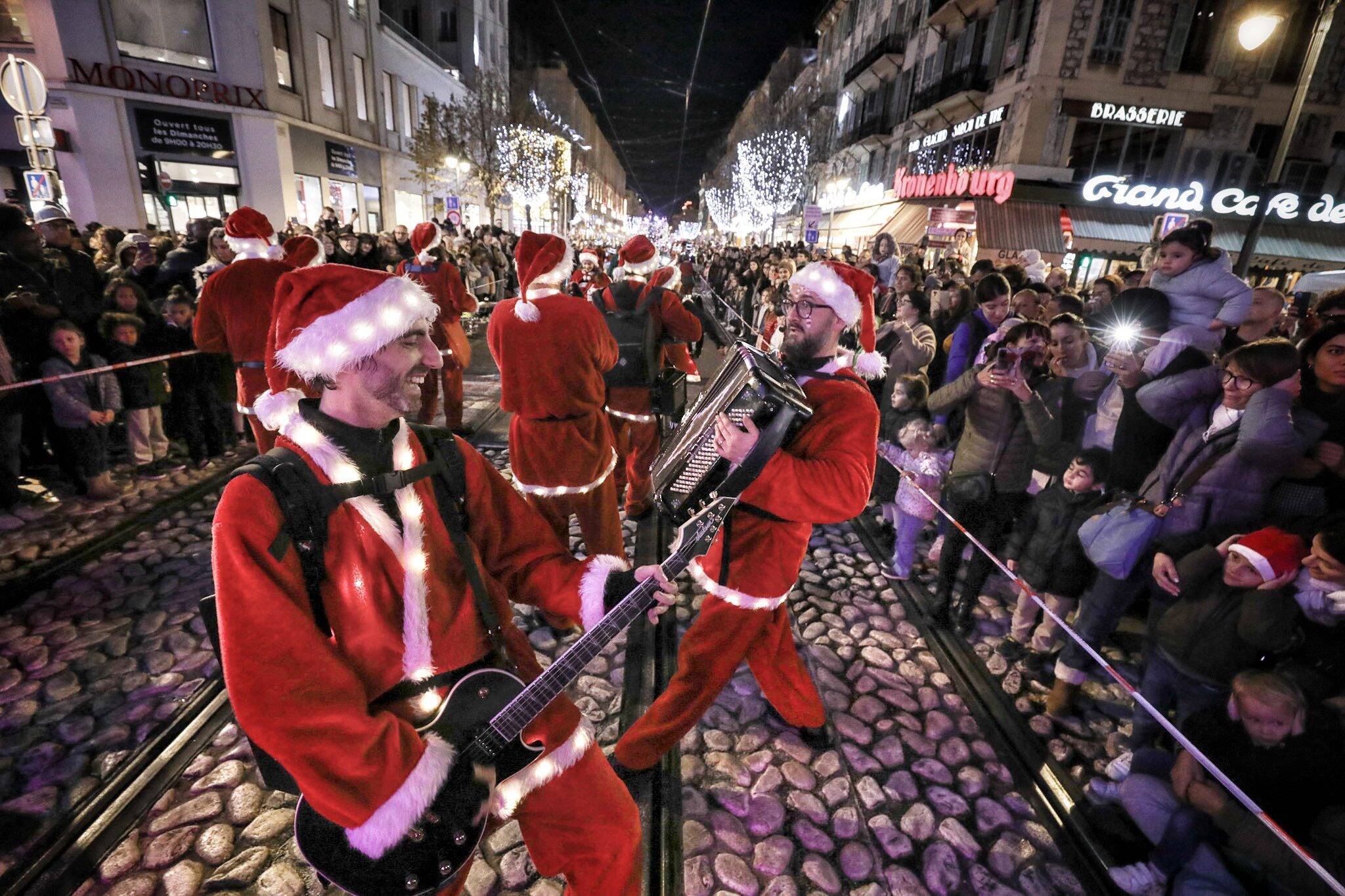 "Faire venir du monde en ville le dimanche": la magie de Noël a-t-elle opéré avec la parade à Nice?