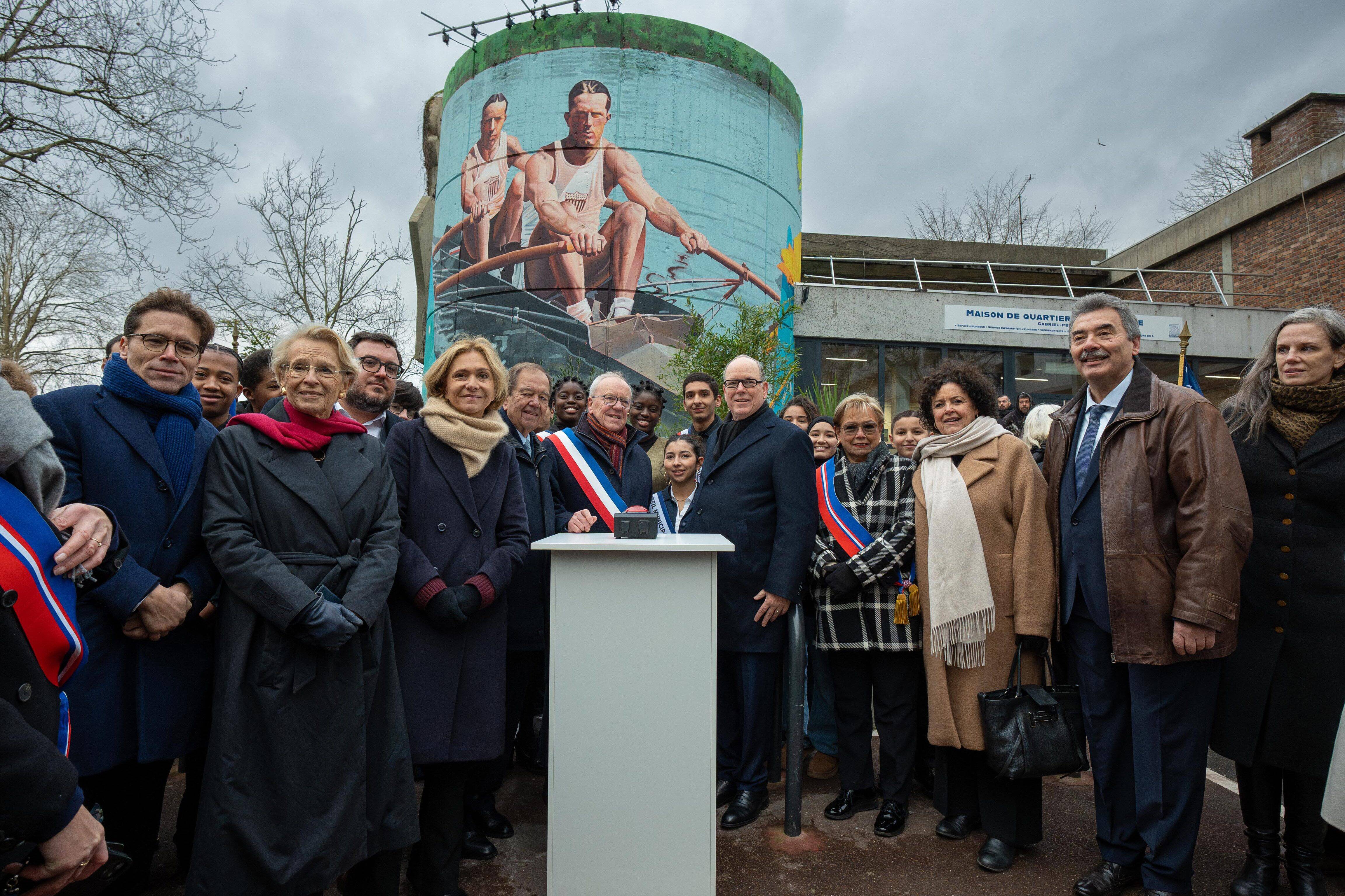 Une fresque en hommage au grand-père maternel du prince Albert II inaugurée à Argenteuil en présence de la famille Kelly