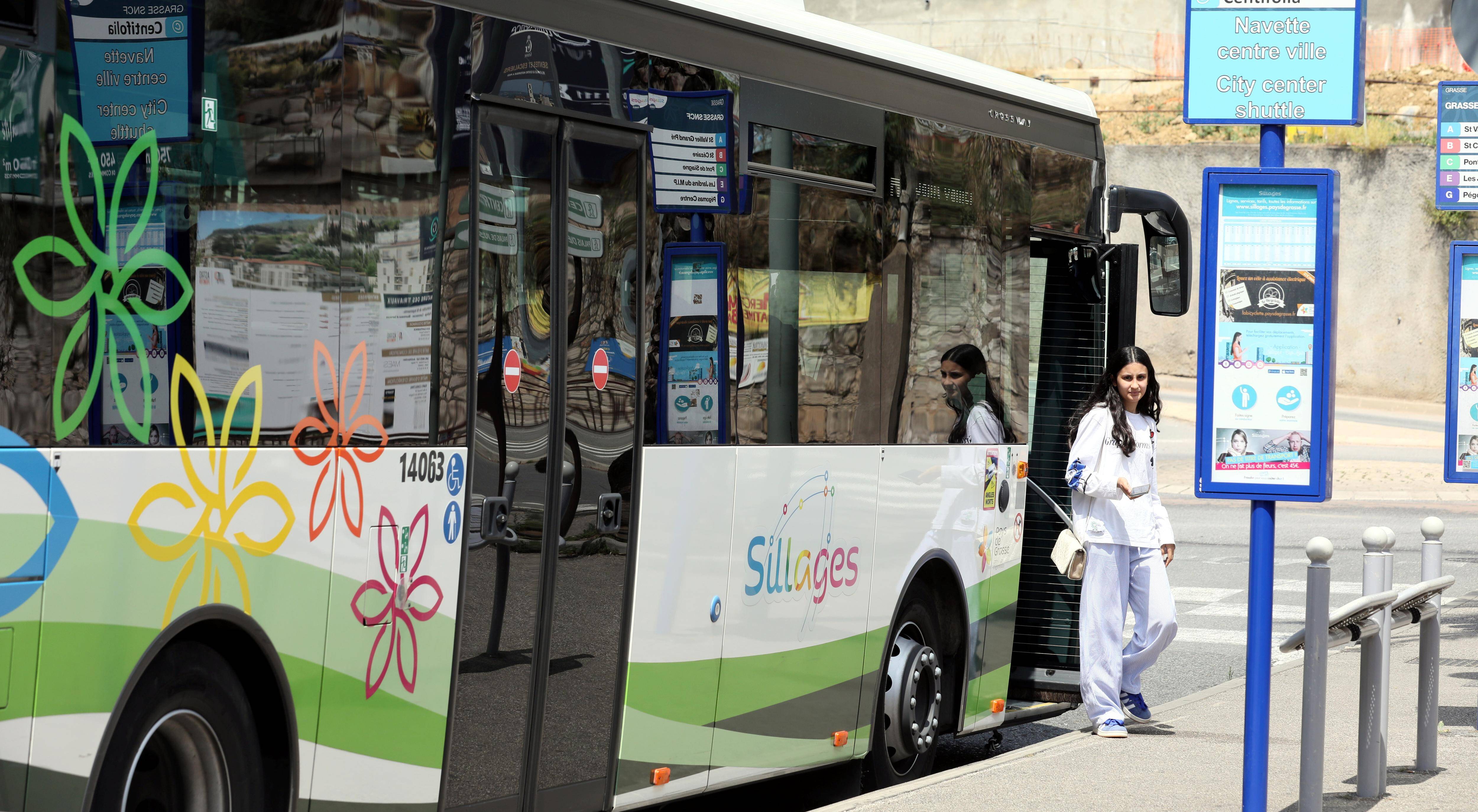 Des lignes scolaires modifiées à Grasse pour en finir avec les retards des élèves