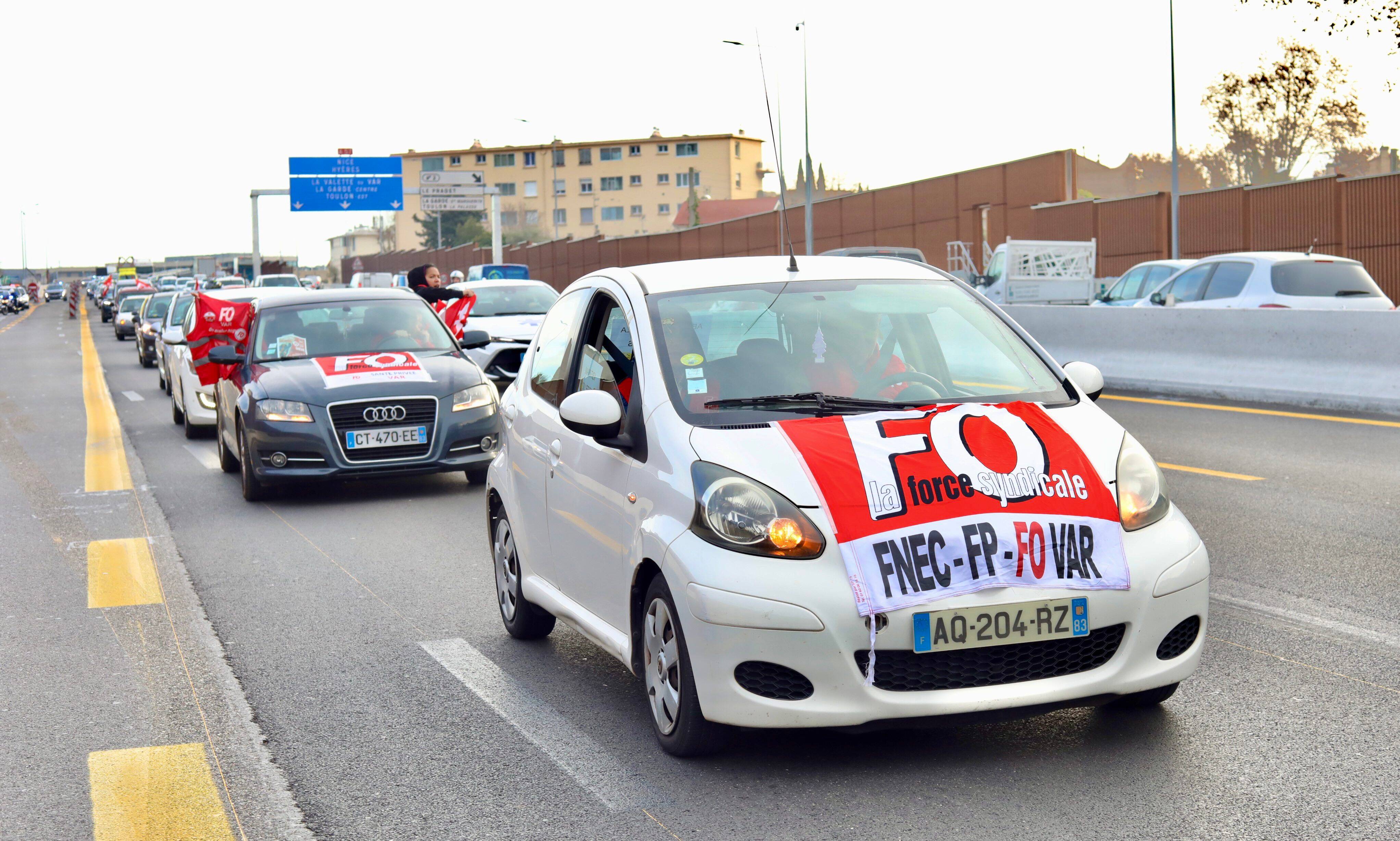 "Macron veut un bras de fer? On est prêt à le tenir": des fonctionnaires organisent une opération escargot à Toulon
