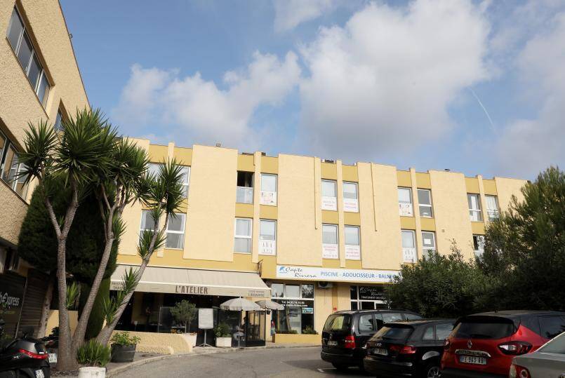 "On est dans une bulle ici": créé il y a 40 ans près de Carrefour et l'A8, ce vieil îlot commercial rêve d'un avenir meilleur