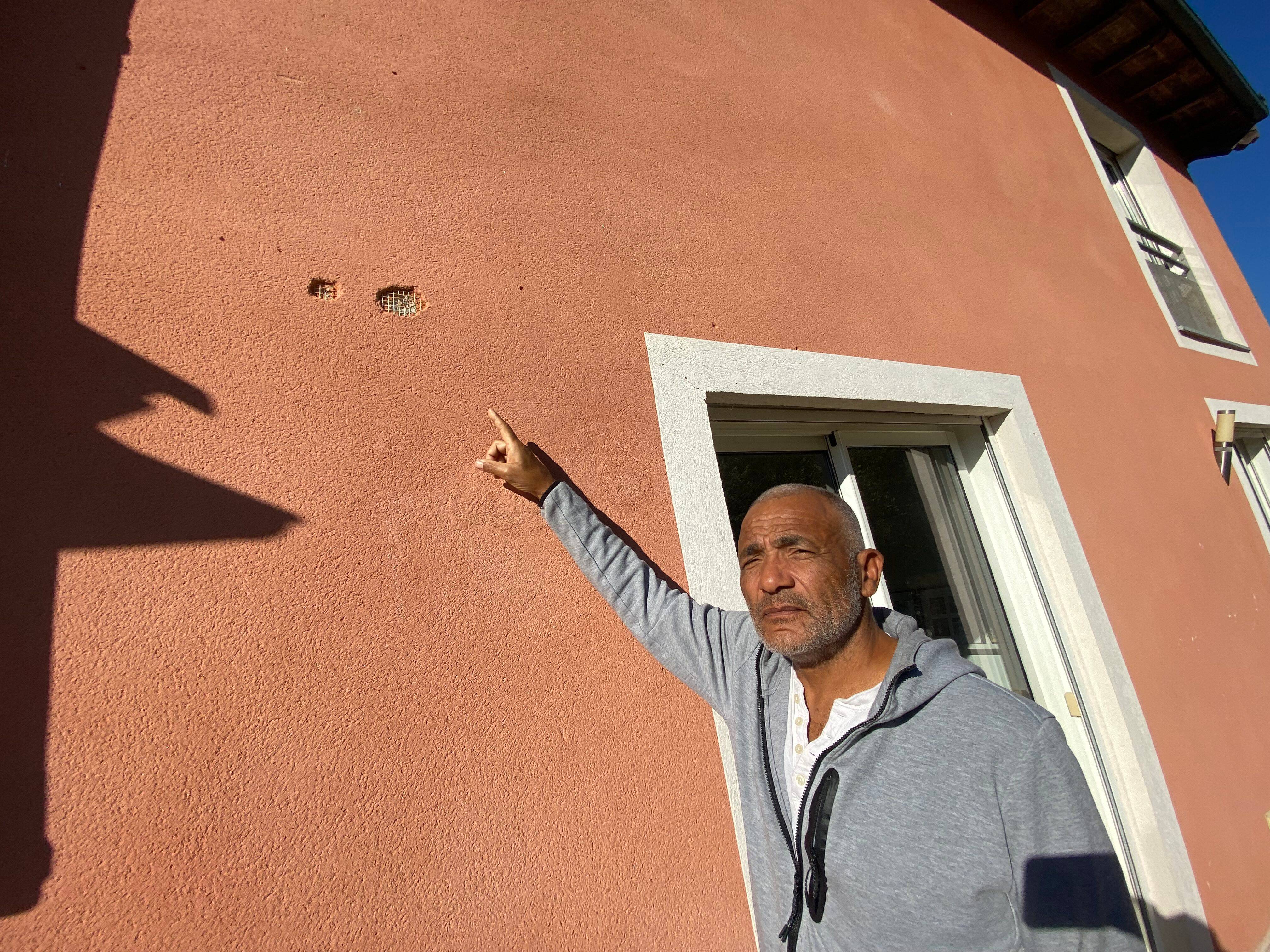 Sept impacts de balles sur une maison à Contes, le chasseur était... policier (et a gardé son permis de chasse)