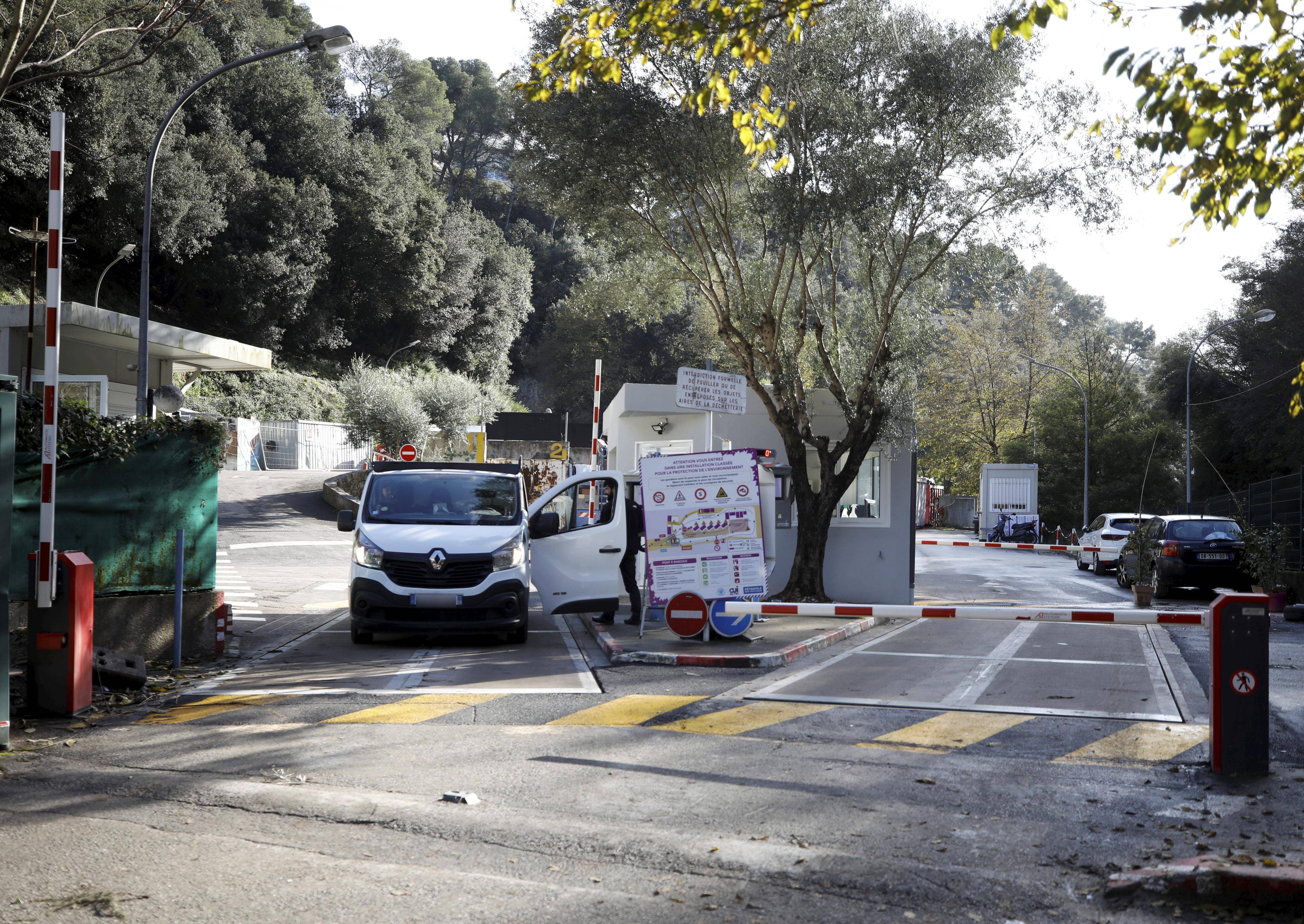 Pourquoi le projet d'entrée et de sortie différentes à la déchetterie de Cagnes-sur-Mer est repoussé?