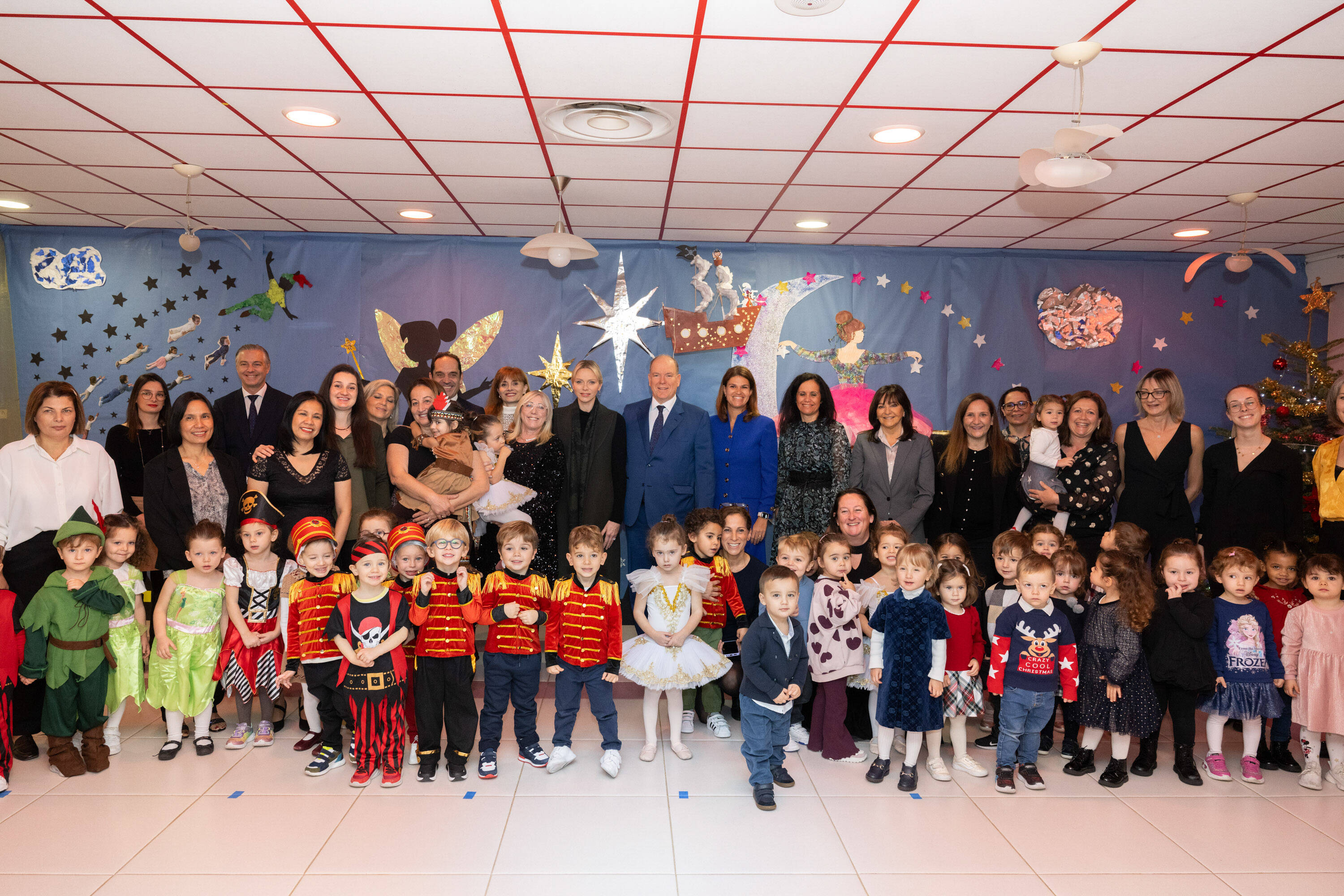 Tournée de cadeaux pour le prince Albert II et la princesse Charlène auprès de jeunes enfants et bénéficiaires de la Croix-Rouge monégasque