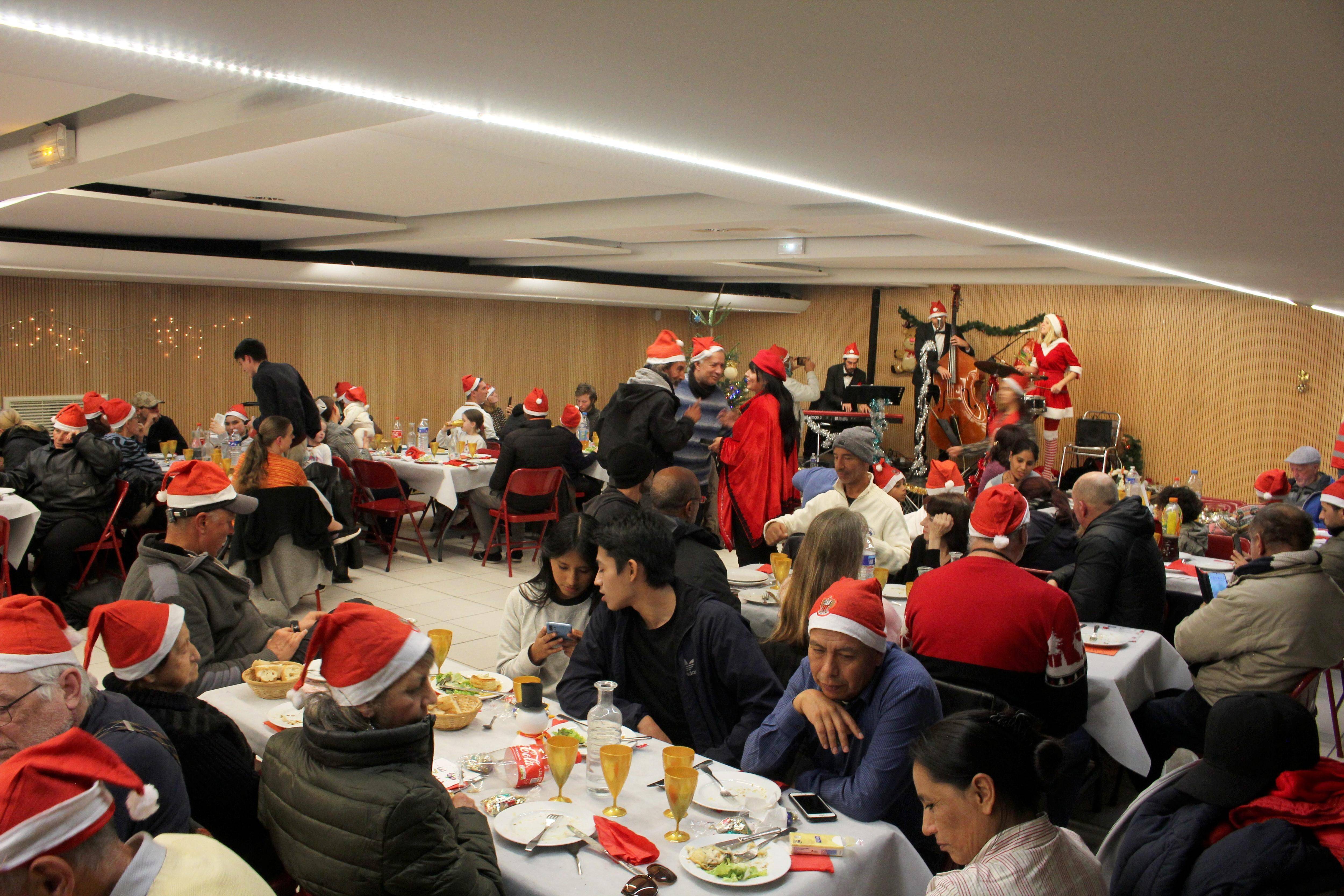 "Ça change de la maraude": on vous raconte le repas de Noël des personnes précaires avec le vice-capitaine de l'OGC Nice