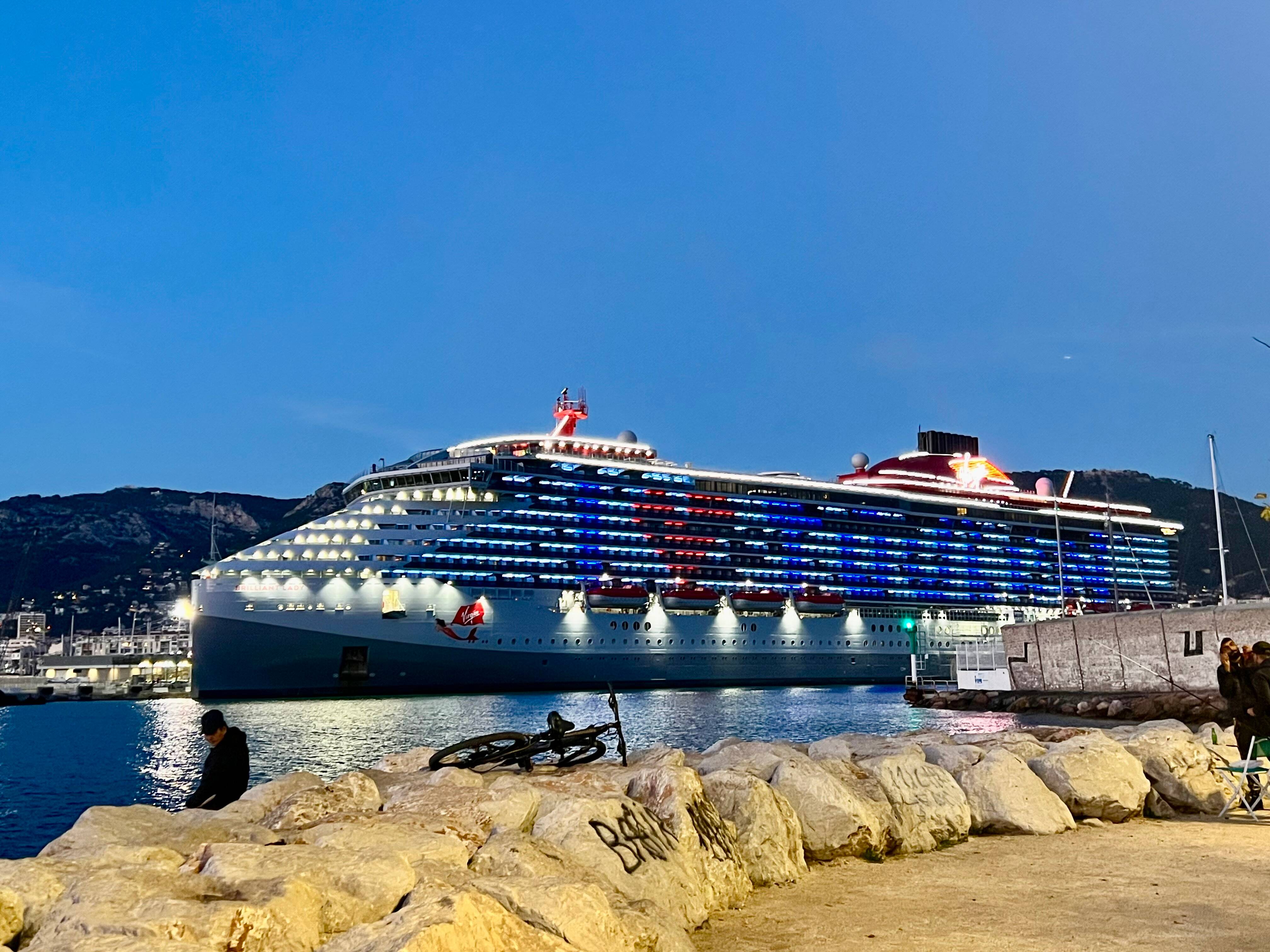 Dans le port de Toulon, un paquebot "électrique" effectue des tests pour se brancher à quai