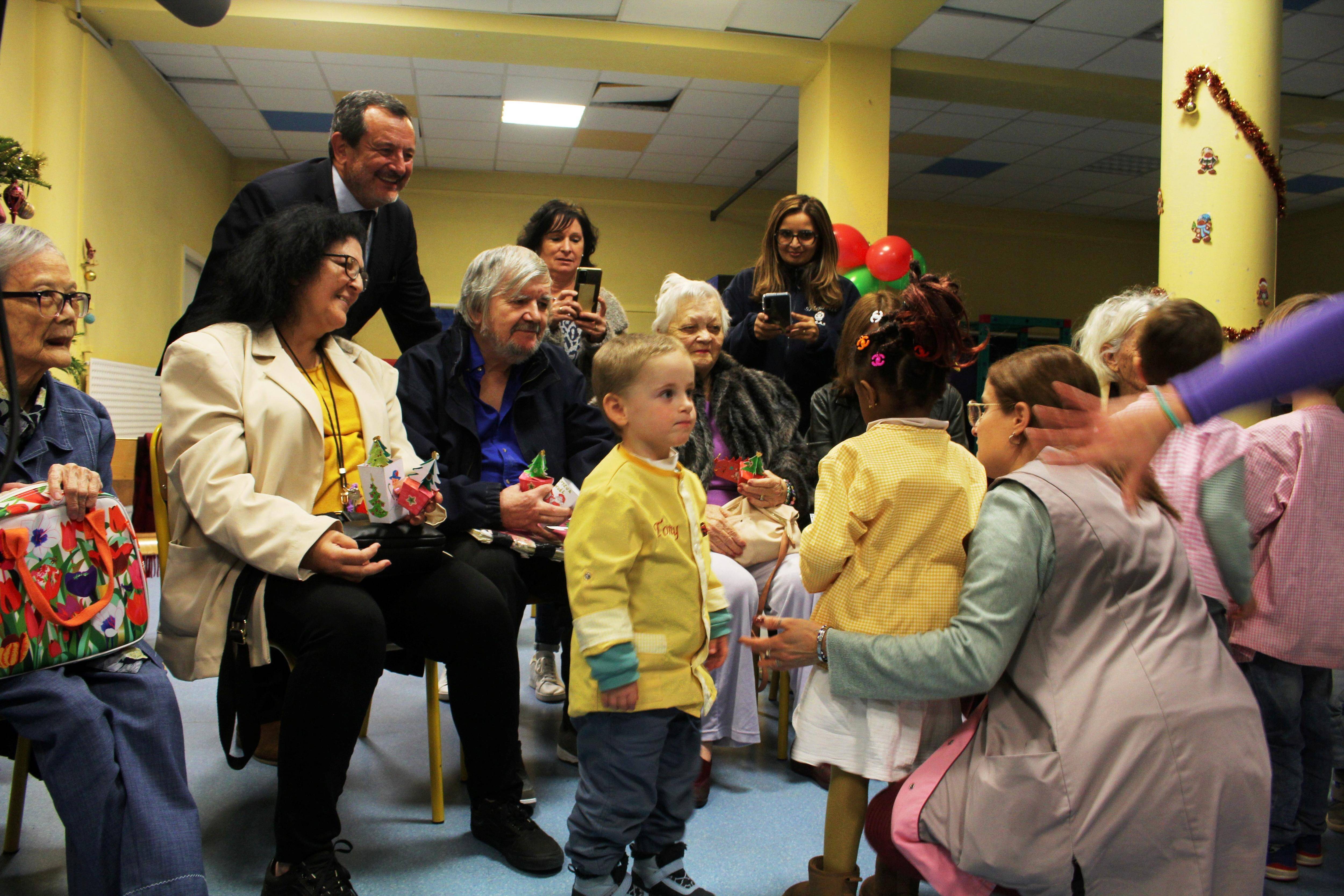 Des écoliers de Nice confectionnent des surprises de Noël pour leurs aînés en Ehpad, la remise des cadeaux est trop touchante