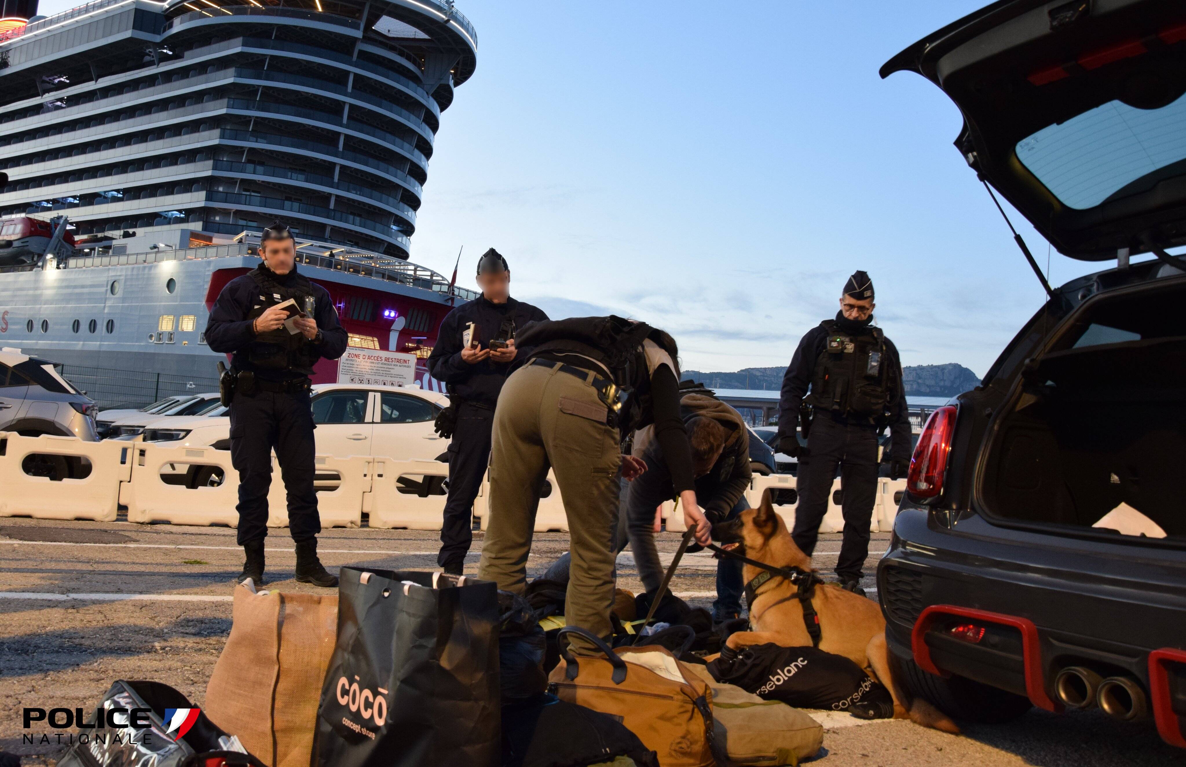 Départs en Corse: une opération de sécurisation menée à Toulon avant le déplacement du pape à Ajaccio