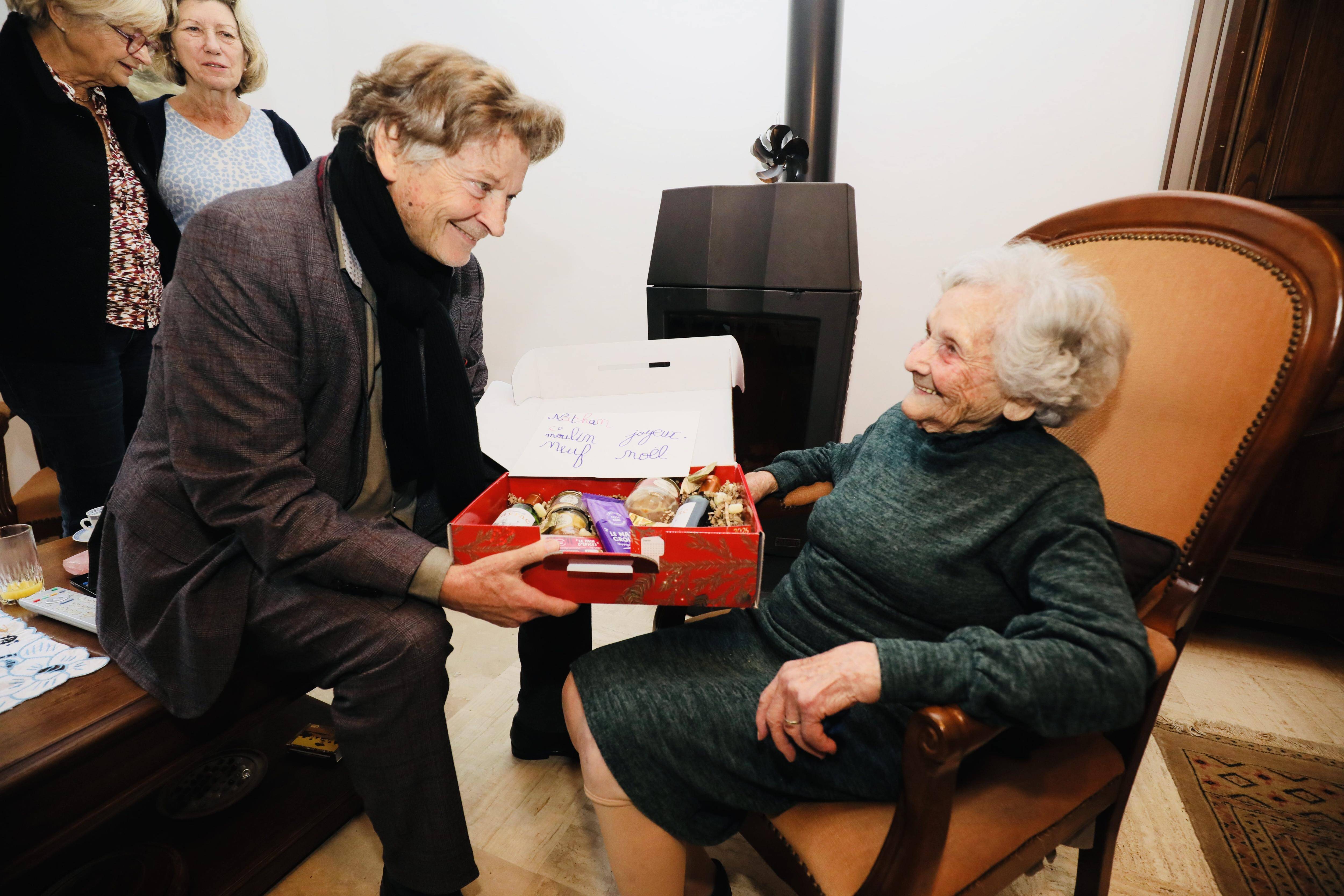 "Ce que je vais cuisiner dans ce colis ? Tout !": deux doyens de 91 et 100 ans mis à l'honneur pour la distribution des colis de Noël à Biot
