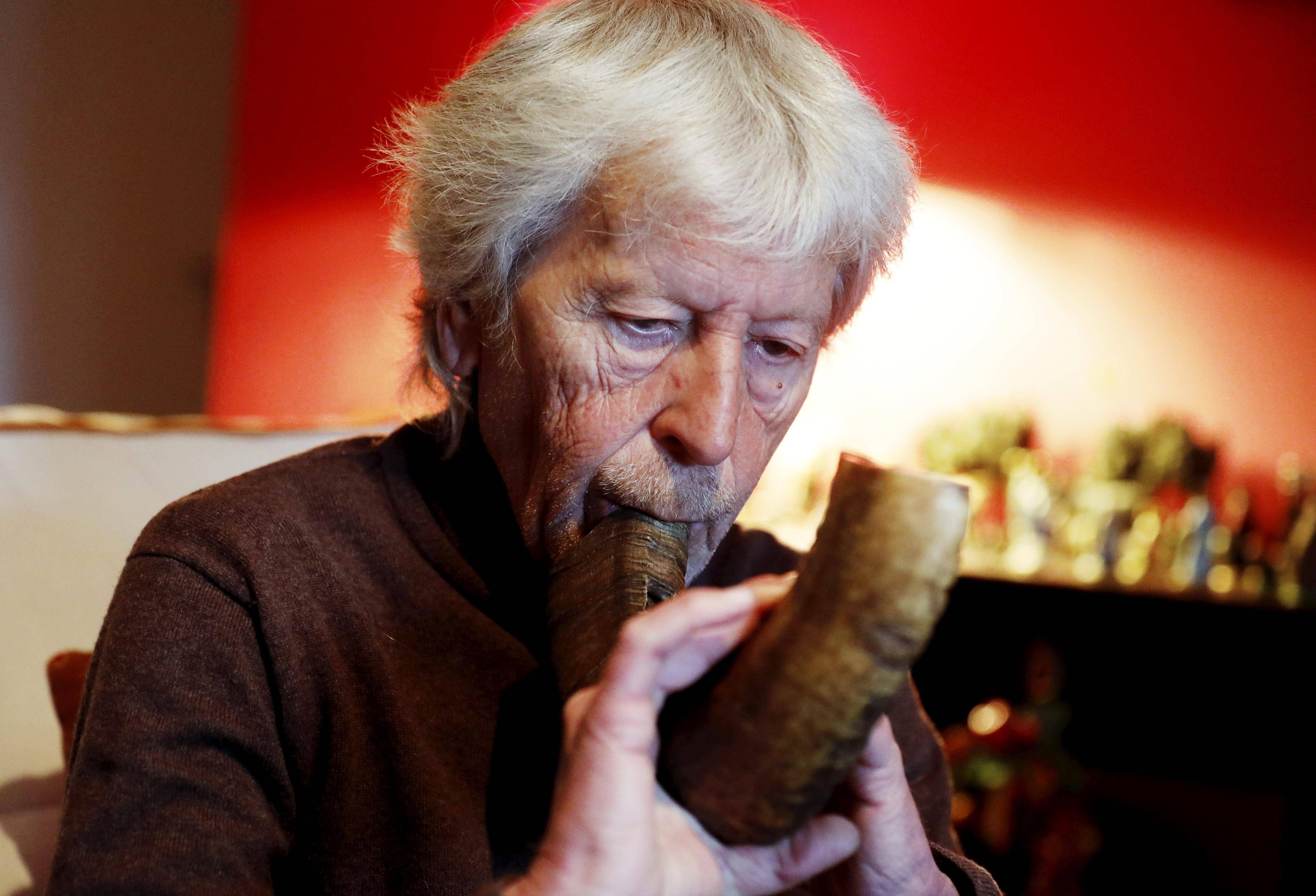 "Papa Francescu" accueilli par une berceuse, on a rencontré le musicien qui jouera de la flûte au pape à sa descente d'avion dimanche en Corse