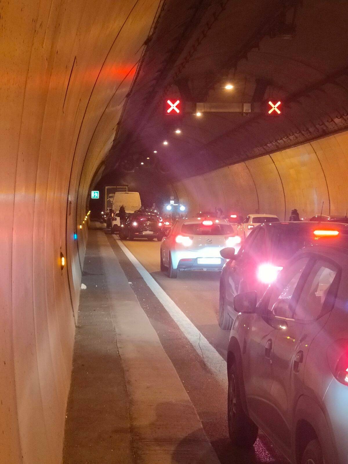 Circulation coupée, automobilistes piégés par la fumée... Un véhicule prend feu dans un tunnel et sème la panique sur l'A8