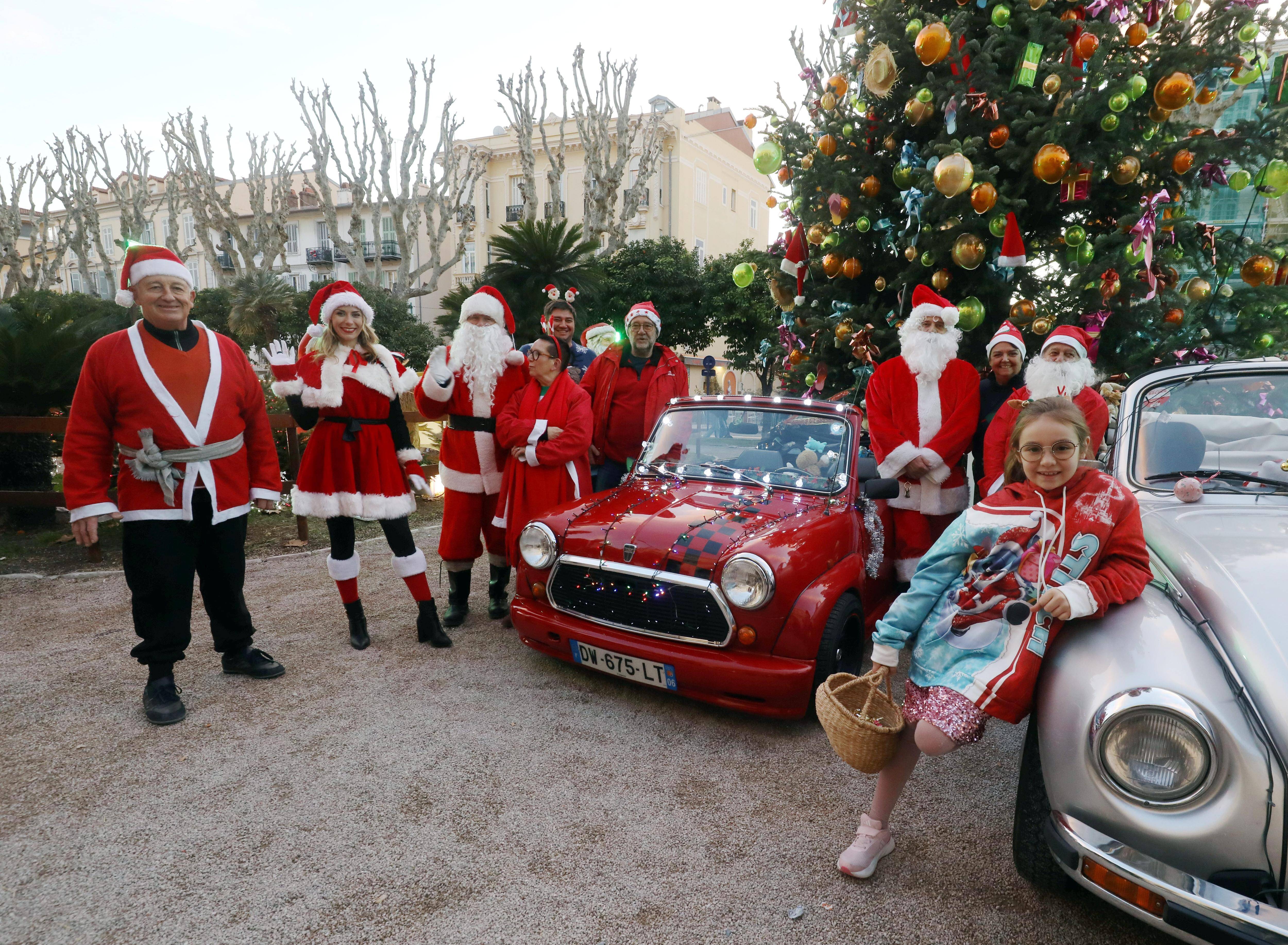 L'Automobile club de Menton a joué les Pères Noël en ville, pour le plaisir des petits et des grands