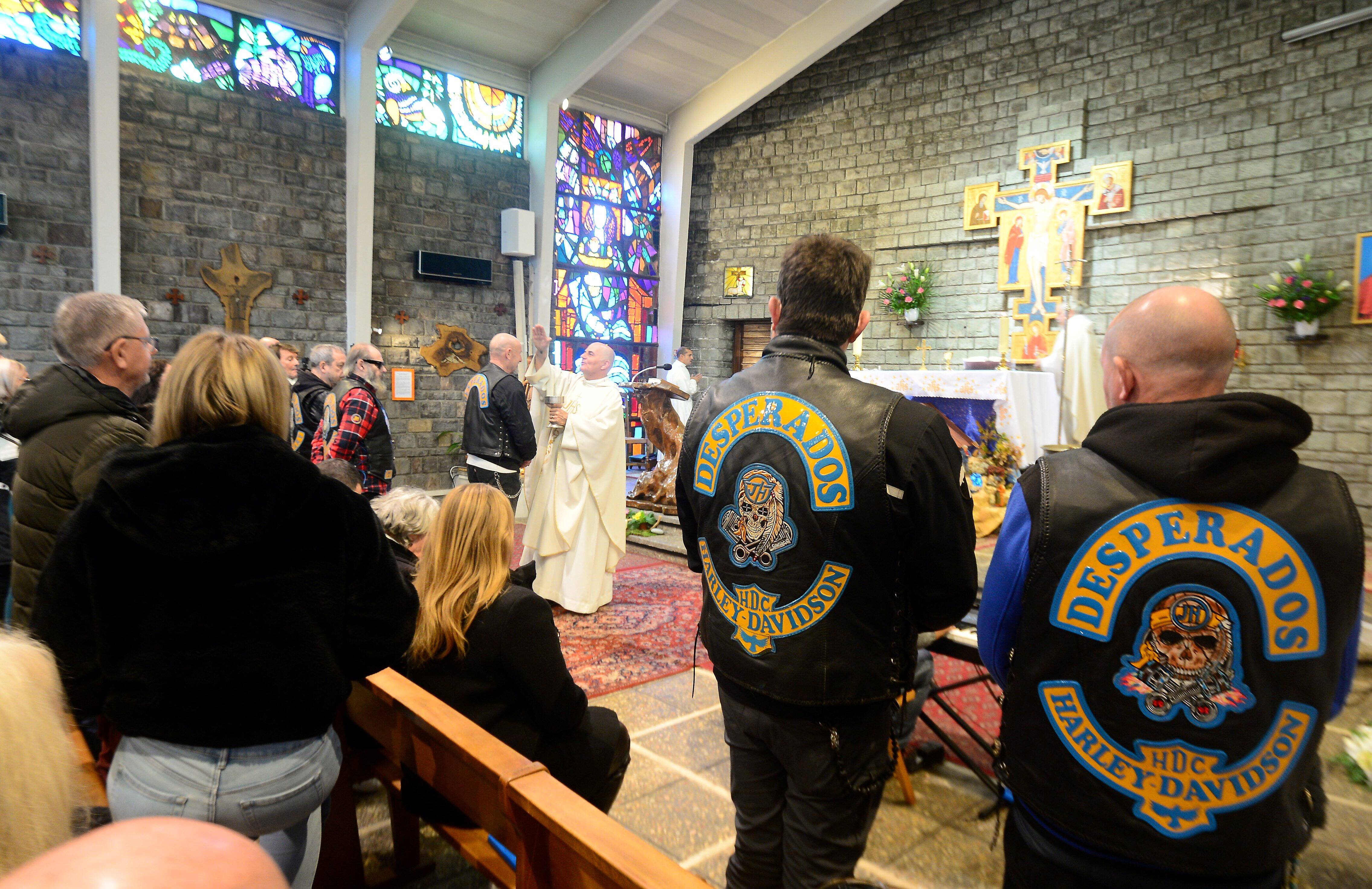 Une centaine de bikers réunis, bénédiction d'Harley et messe pour Johnny Hallyday à Fréjus