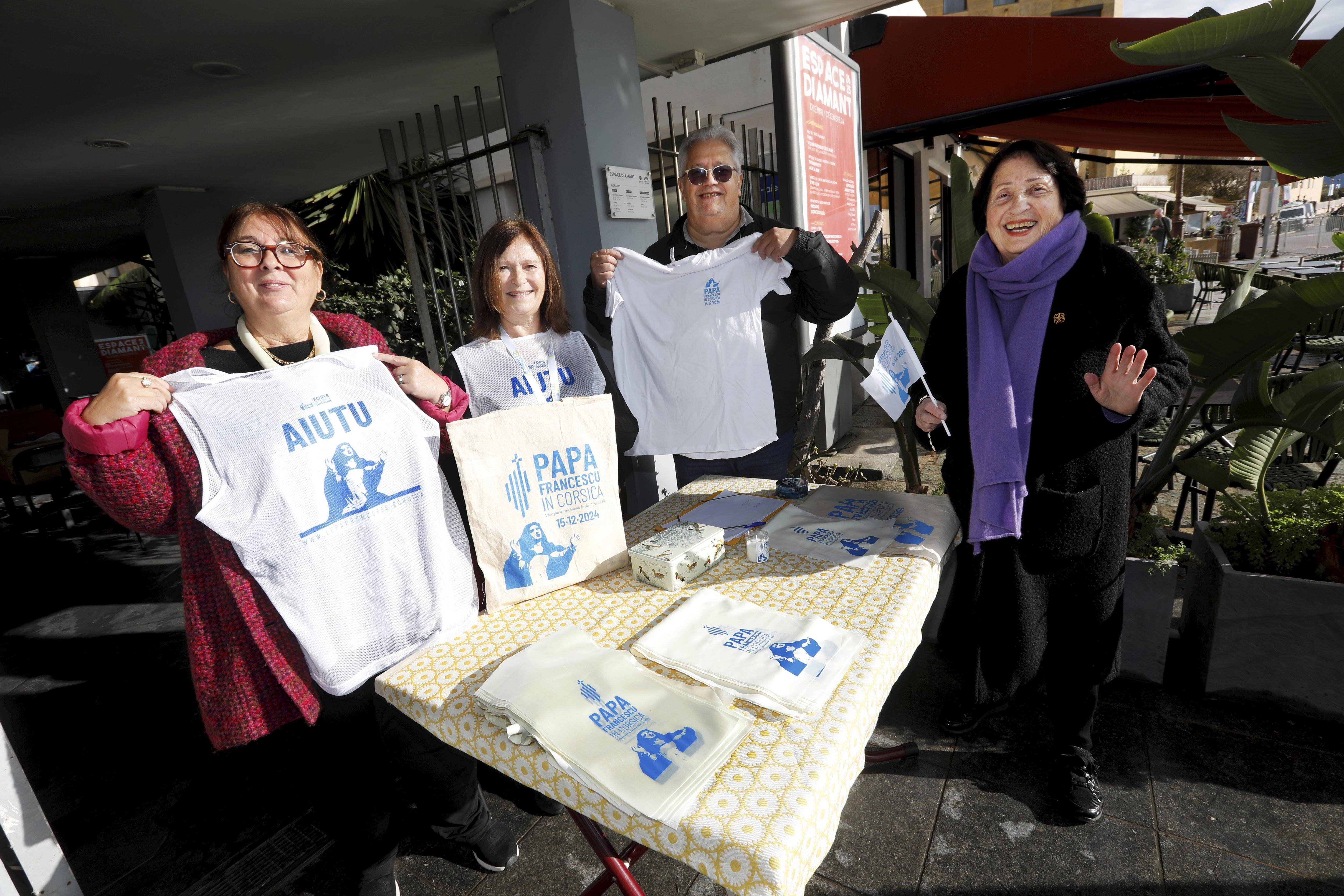 "Les t-shirts créés pour la venue du Pape détrônent ceux à l'effigie de Napoléon Bonaparte": Les Corses sont fiers d'accueillir le Saint-Père dimanche