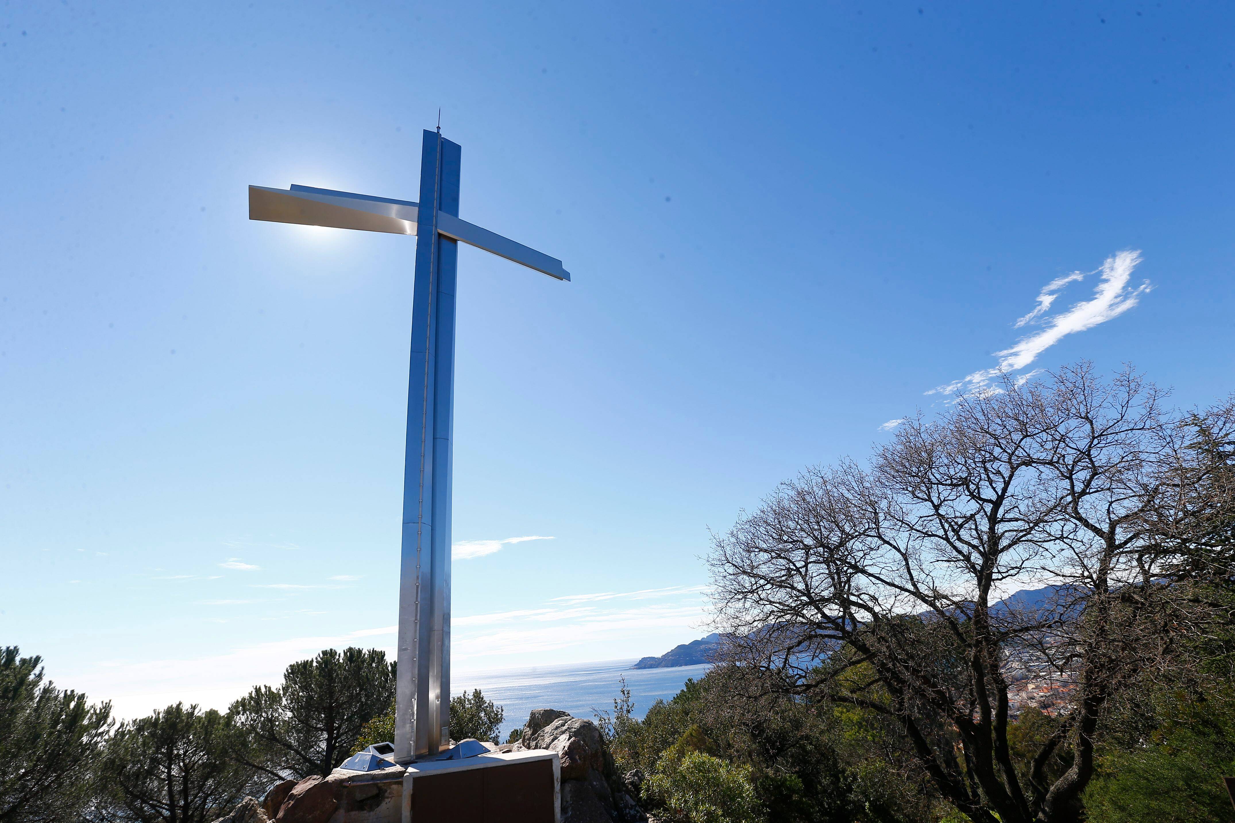 Après sa chute causée par des rafales de vent en début d'année, la Croix-des-Gardes devrait bientôt retrouver son emblème à Cannes