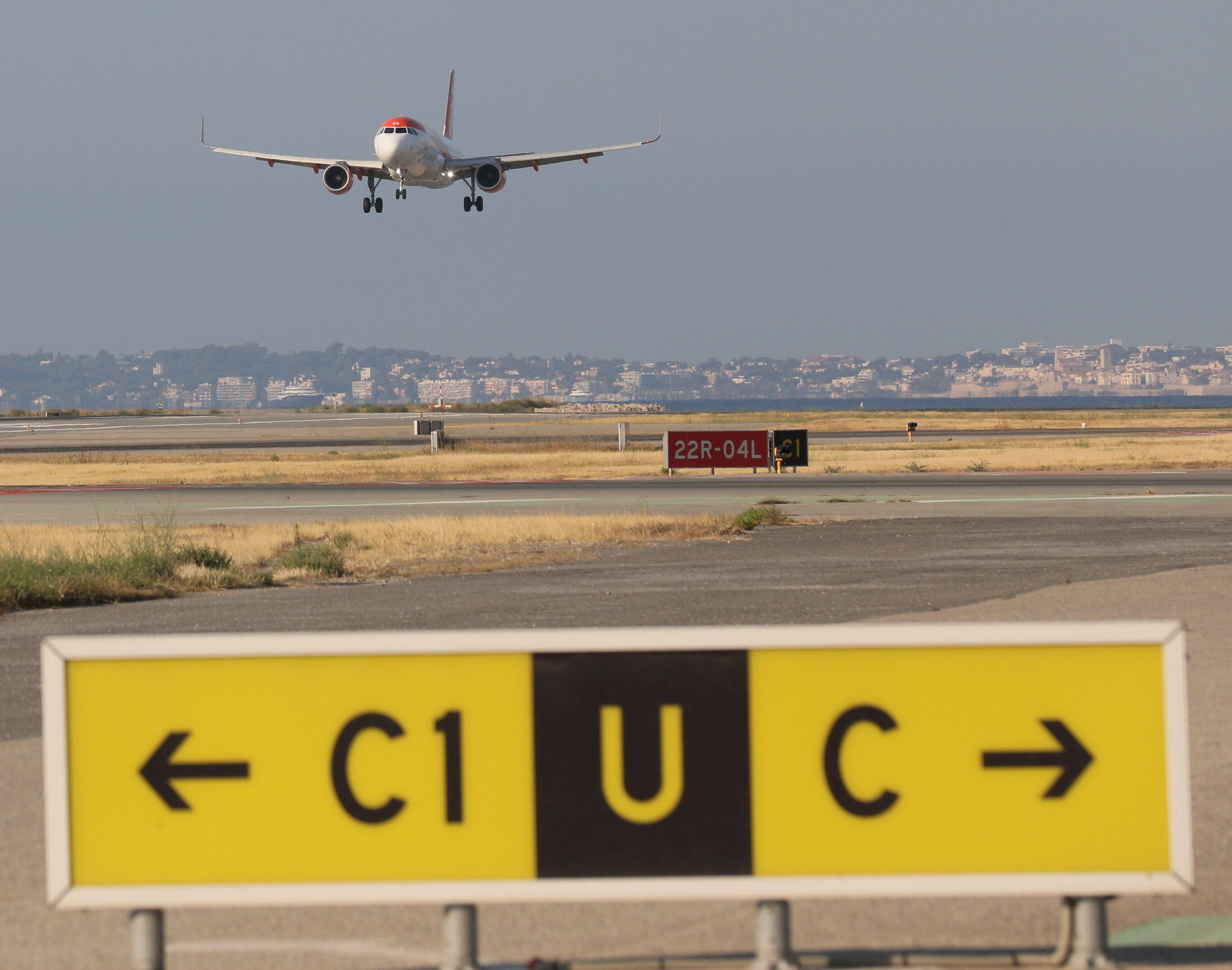 Un avion percute des oiseaux au décollage de l'aéroport de Nice, une piste temporairement fermée et deux vols déroutés
