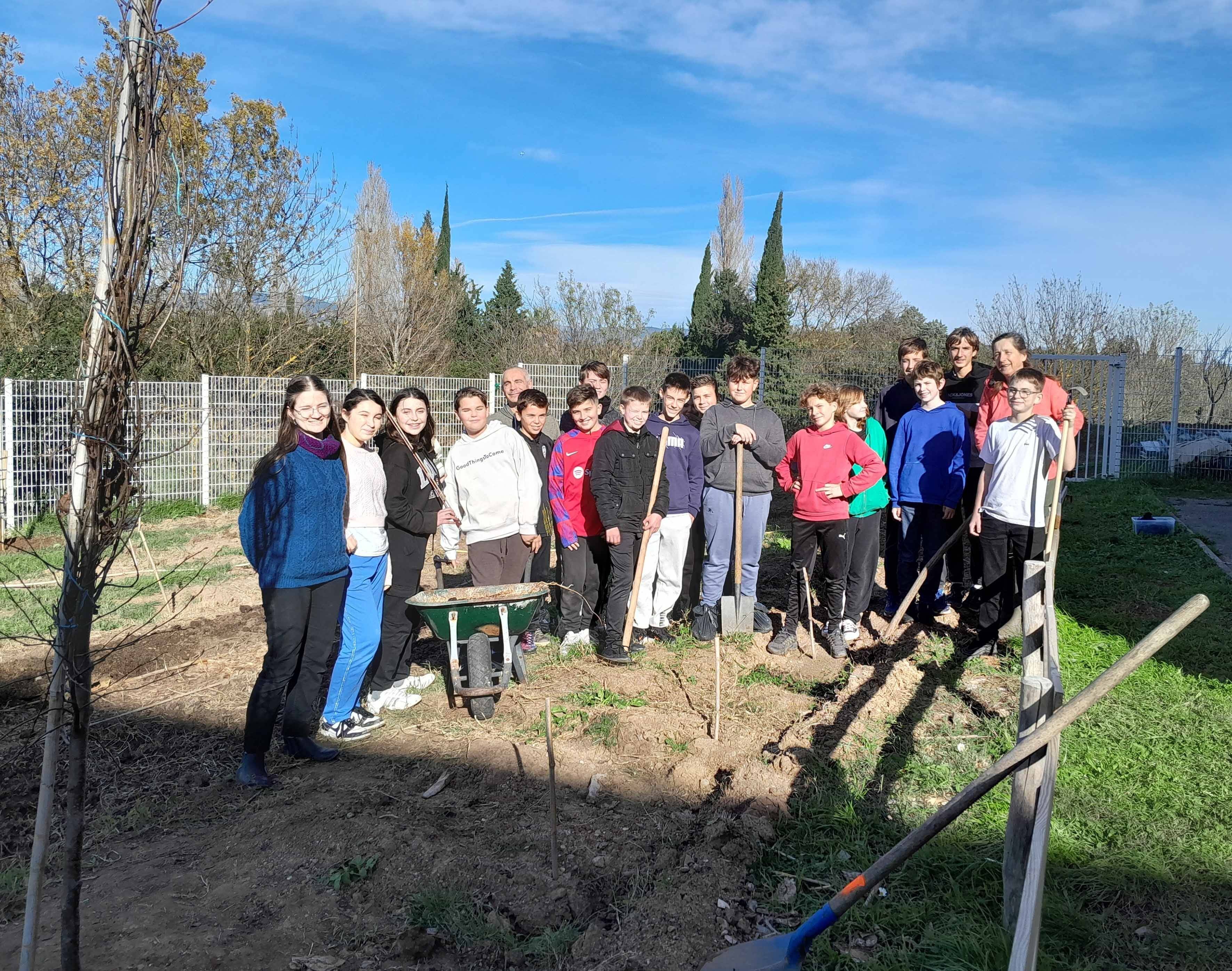 Un jardin-forêt collégial pour renouer avec la terre à Roquebrune-sur-Argens