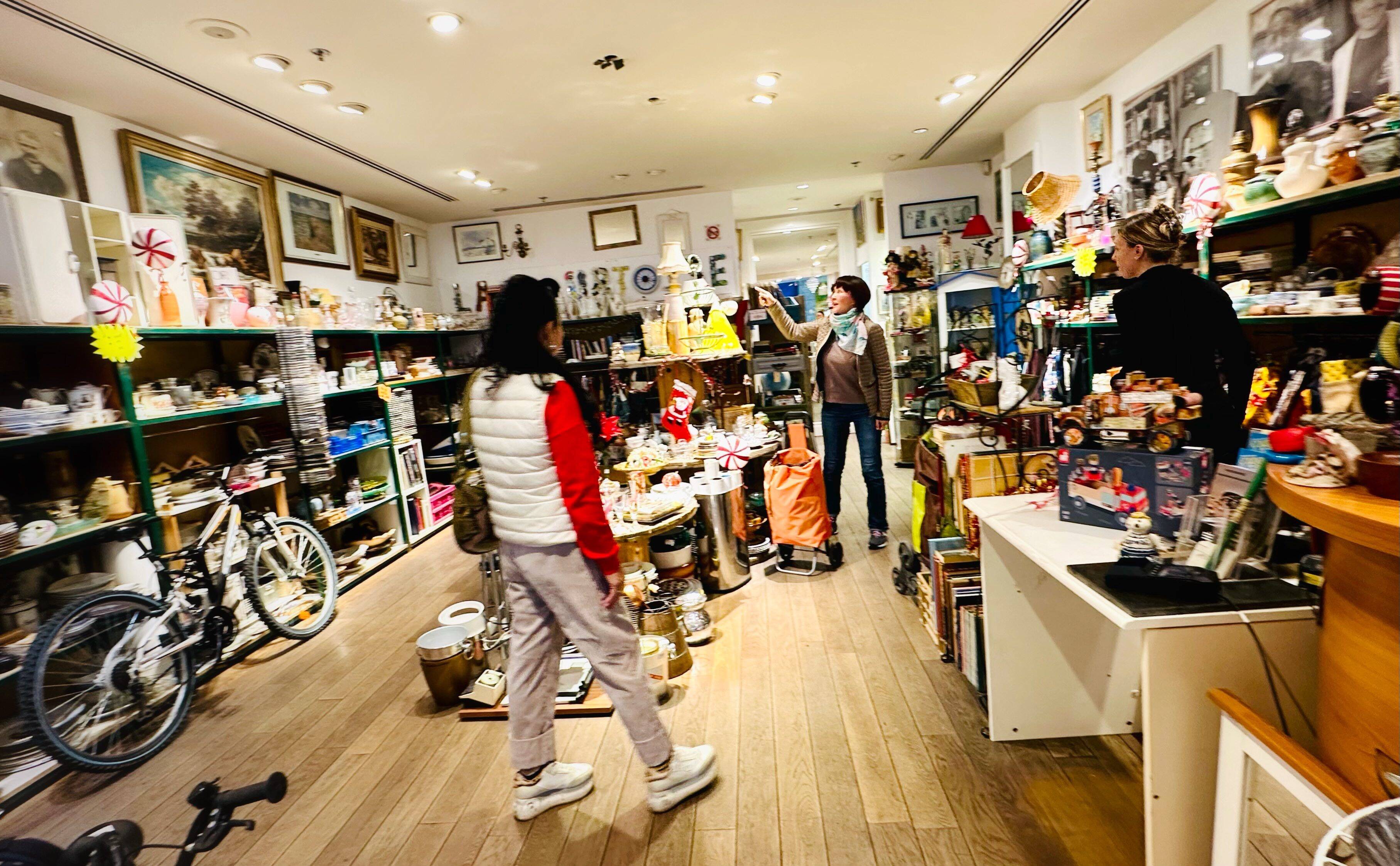 "On a fait fureur!": au centre Mayol à Toulon, La Courtoise et ses cadeaux d'occasion ont la cote