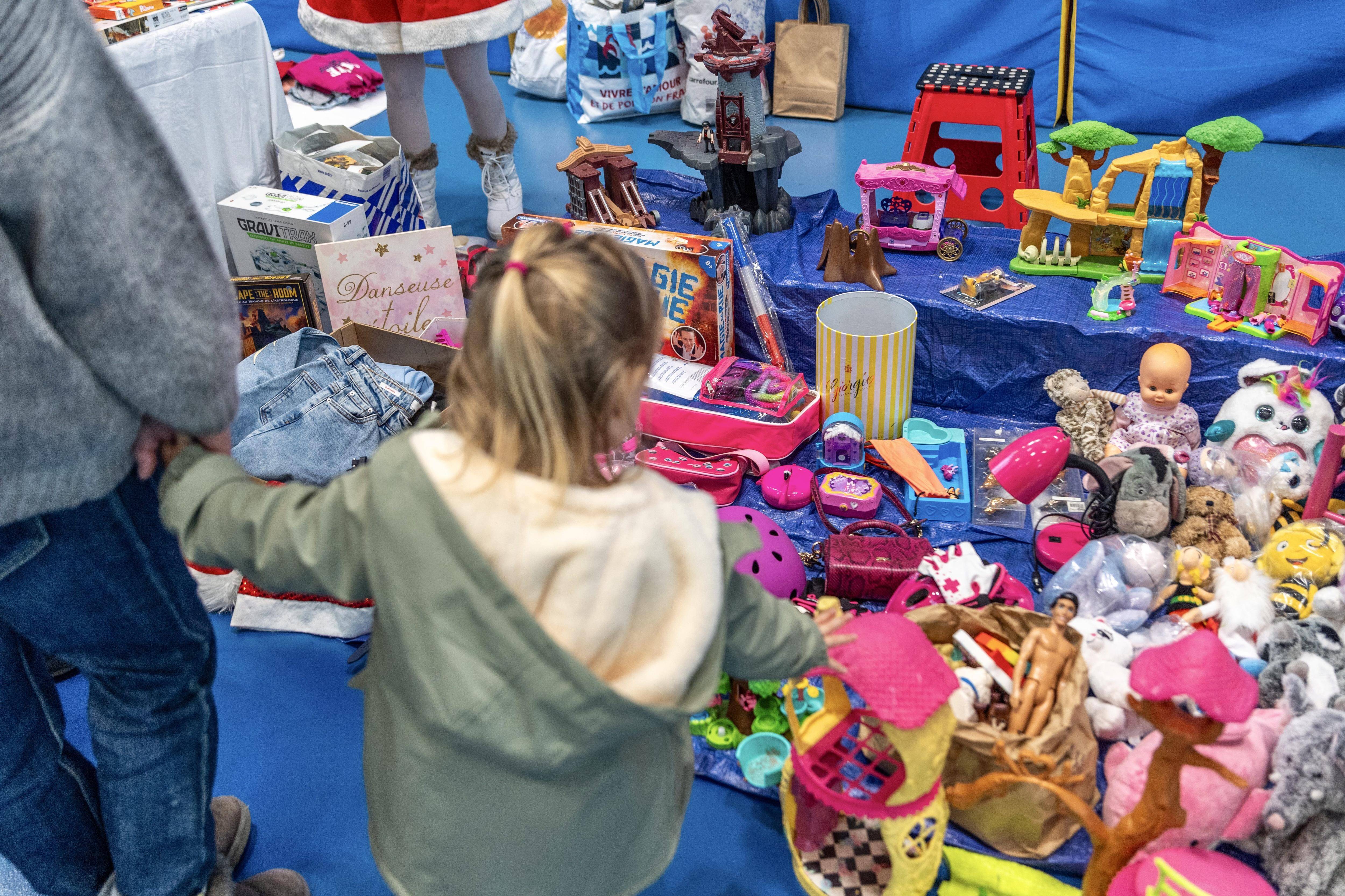 Un Français sur trois prévoit de placer un cadeau de seconde main au pied du sapin pour Noël