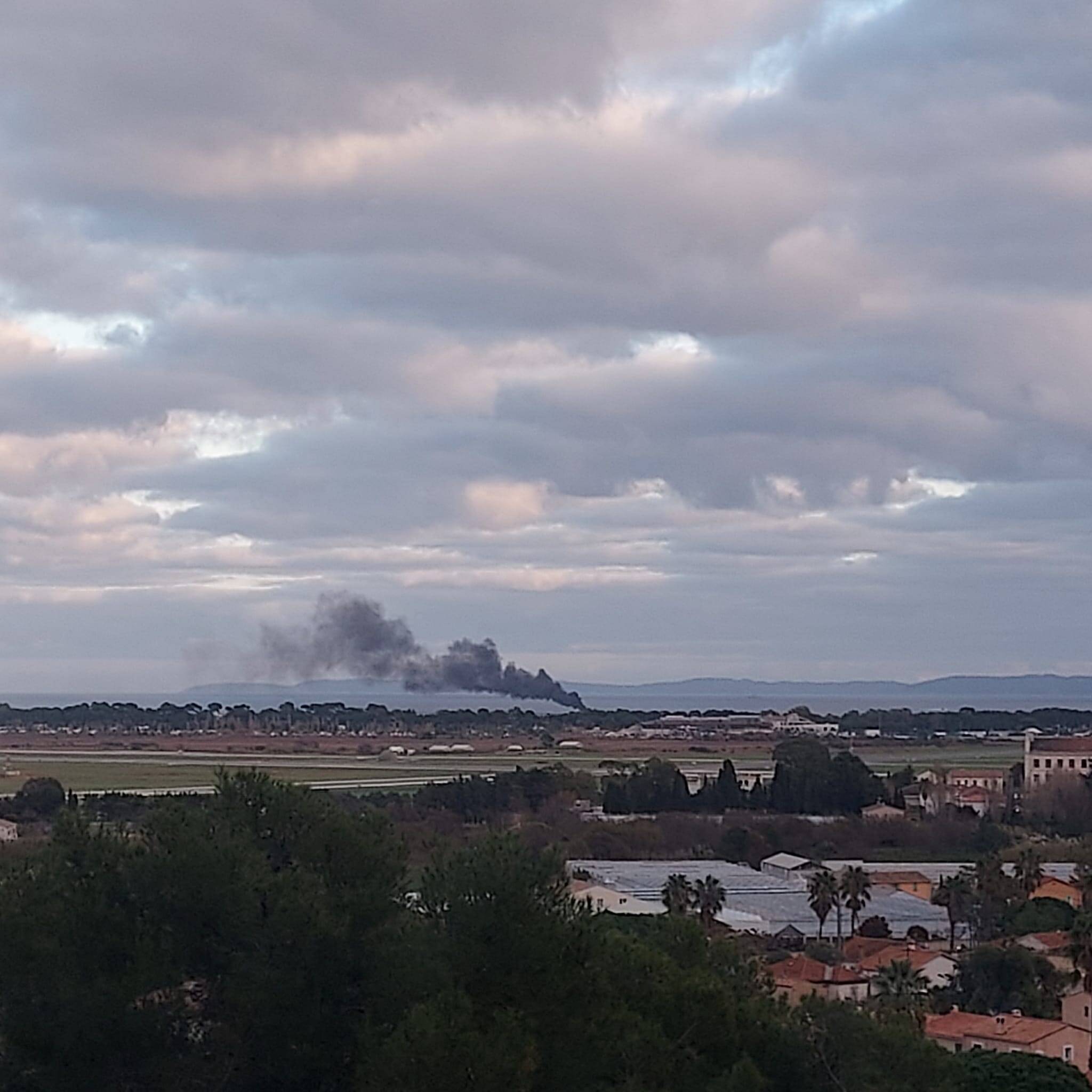 Un bateau de plaisance de 14 mètres coule au large d'Hyères après un incendie, trois personnes à son bord évacuées
