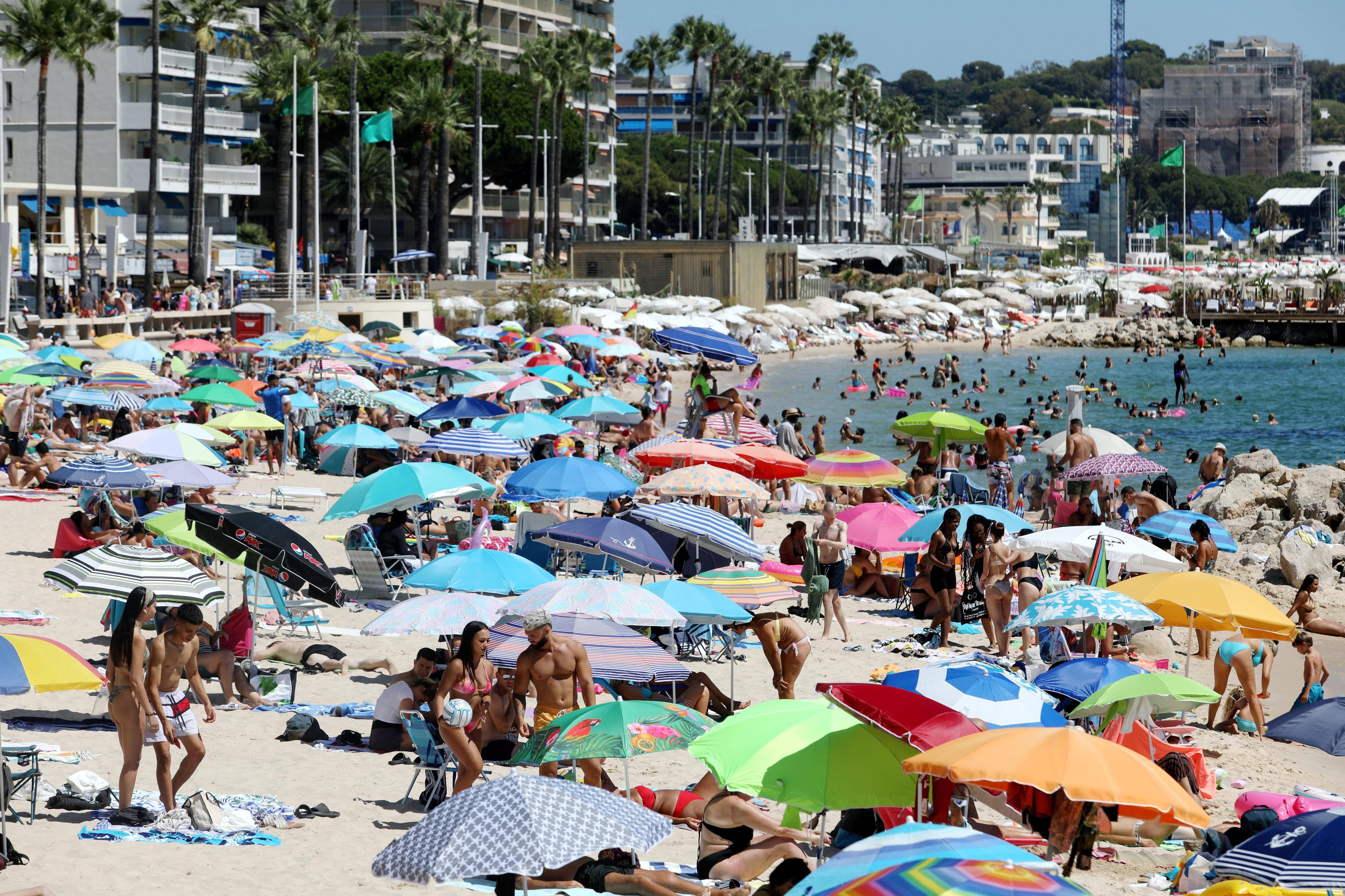 "Ce n'est pas une maison de retraite": les plages privées de Juan-les-Pins doivent-elles faire silence en été?