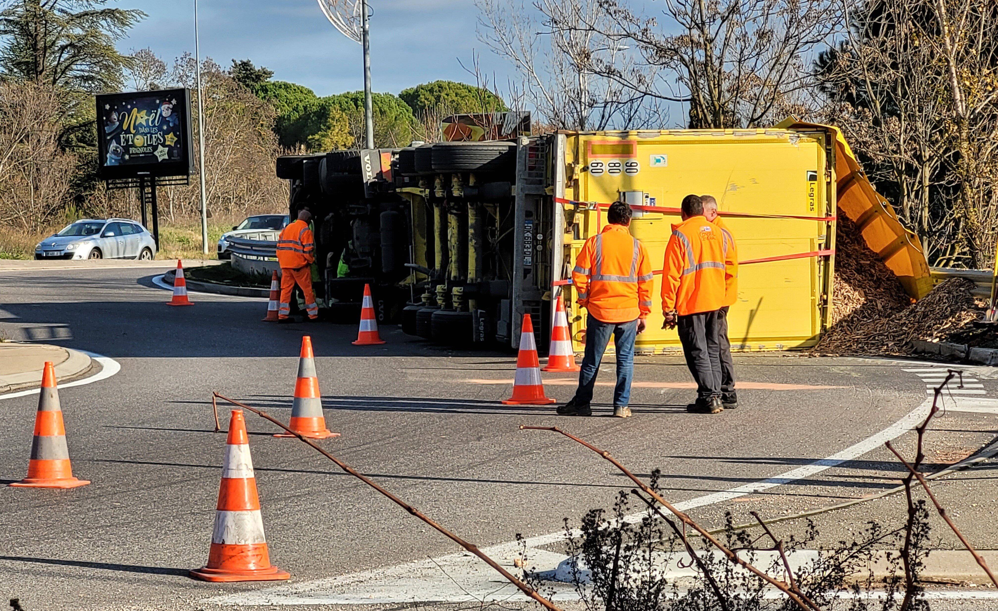 Un poids lourd finit sa course couché sur le flanc dans un rond-point à Brignoles