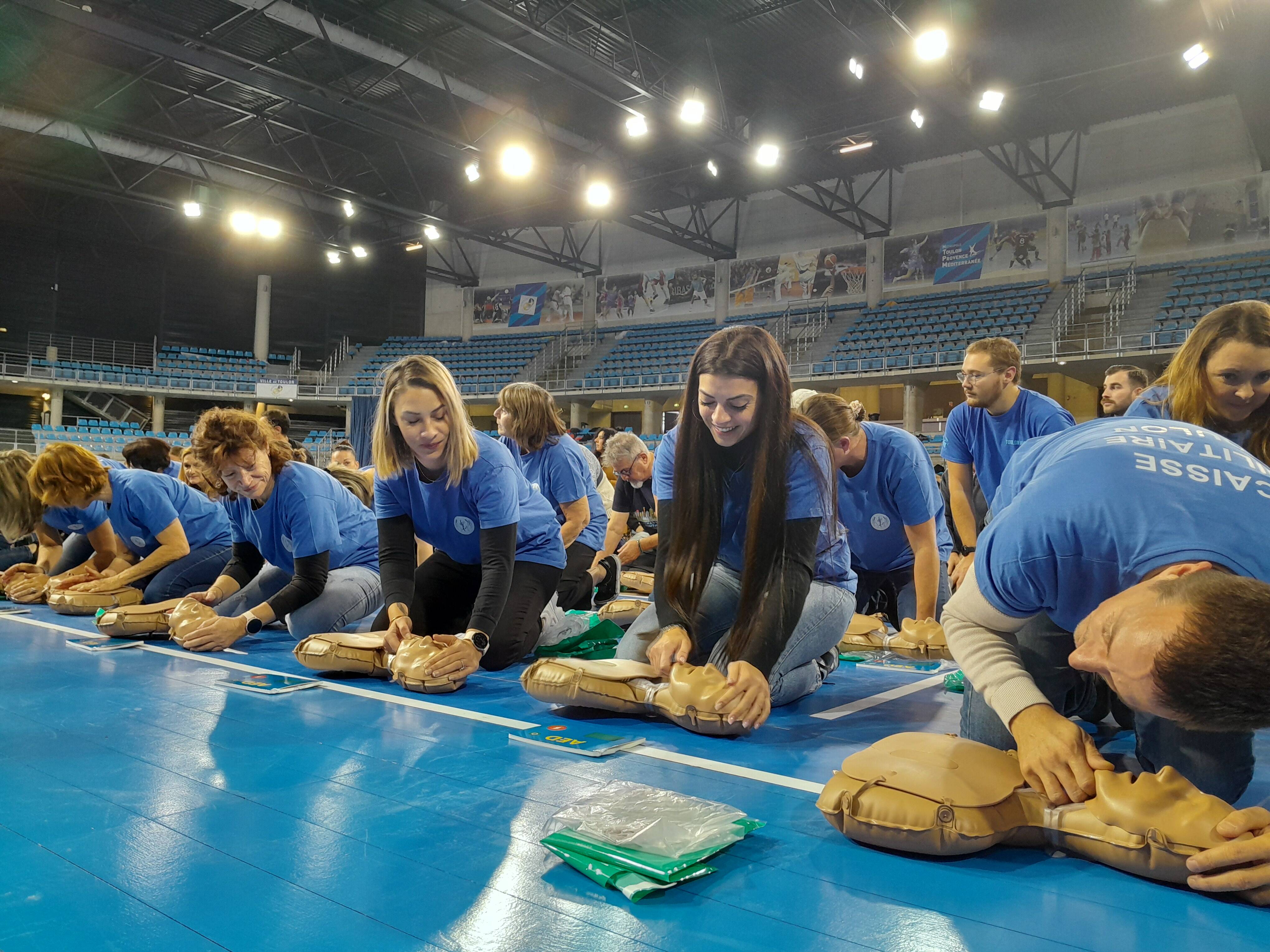 Plus de 700 volontaires participent à un massage cardiaque collectif au Palais des Sports à Toulon