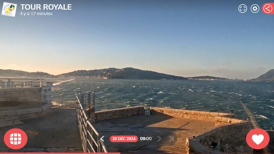 Après avoir été fermée pour cause de vent très violent, la petite rade de Toulon à nouveau ouverte