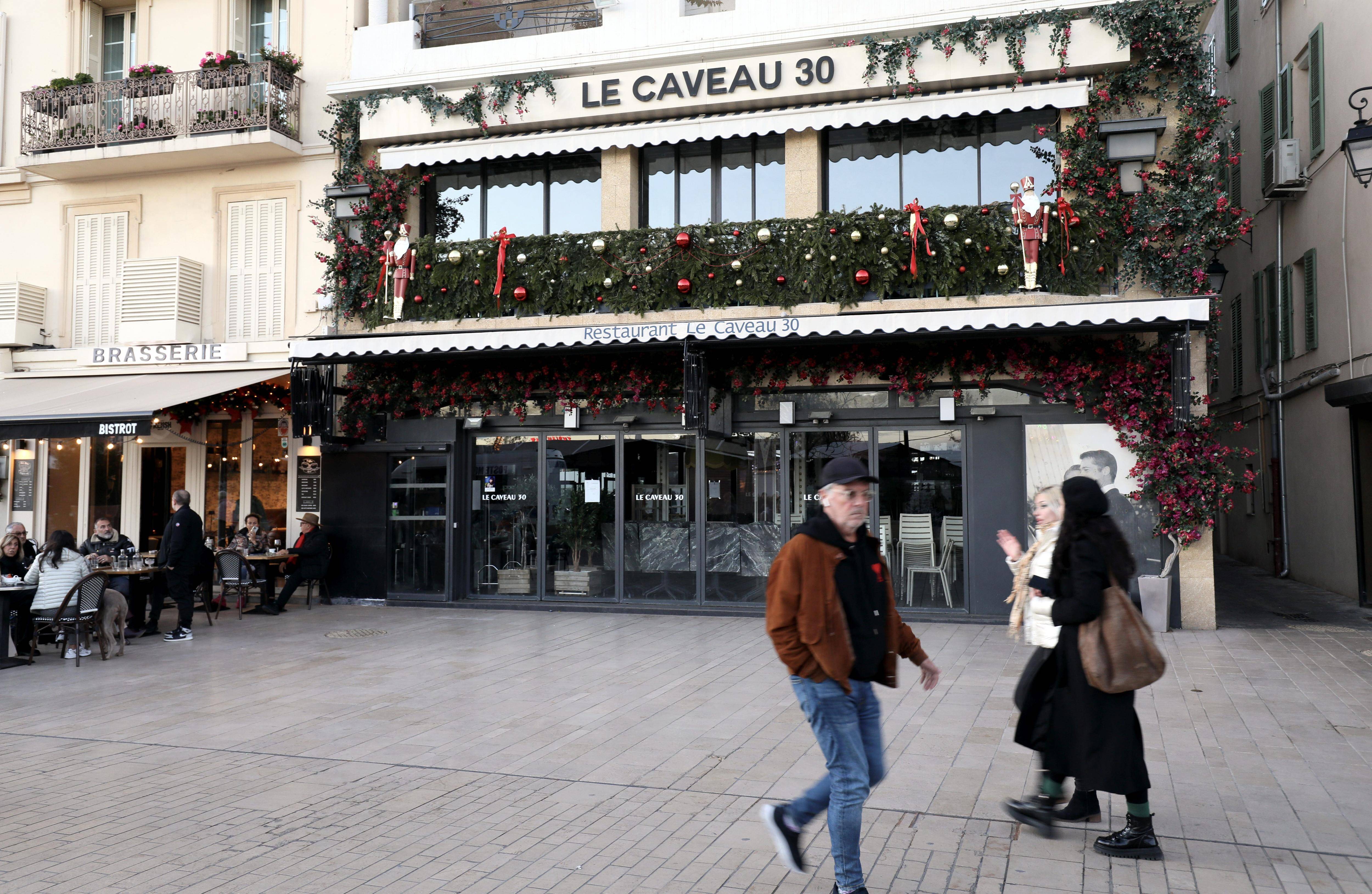 "Il a balancé la bouteille, trois personnes se sont transformées en torches vivantes": que s'est-il vraiment passé sur la terrasse du restaurant Caveau 30 à Cannes?