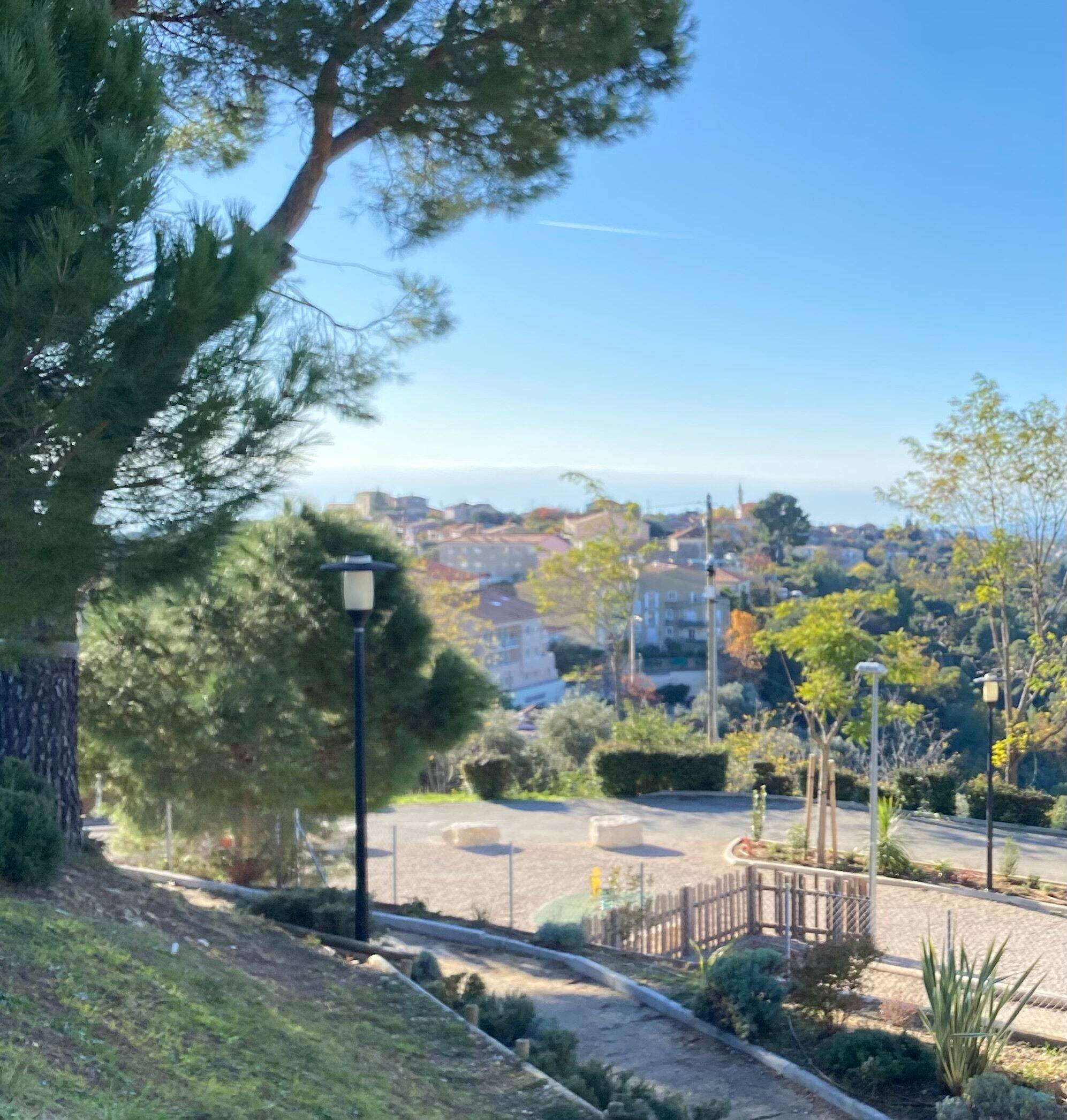 "La maîtresse m'a obligé à mettre une balle dans ma bouche pour arrêter de parler": dans cette commune des Alpes-Maritimes, les méthodes d'une enseignante dans le viseur