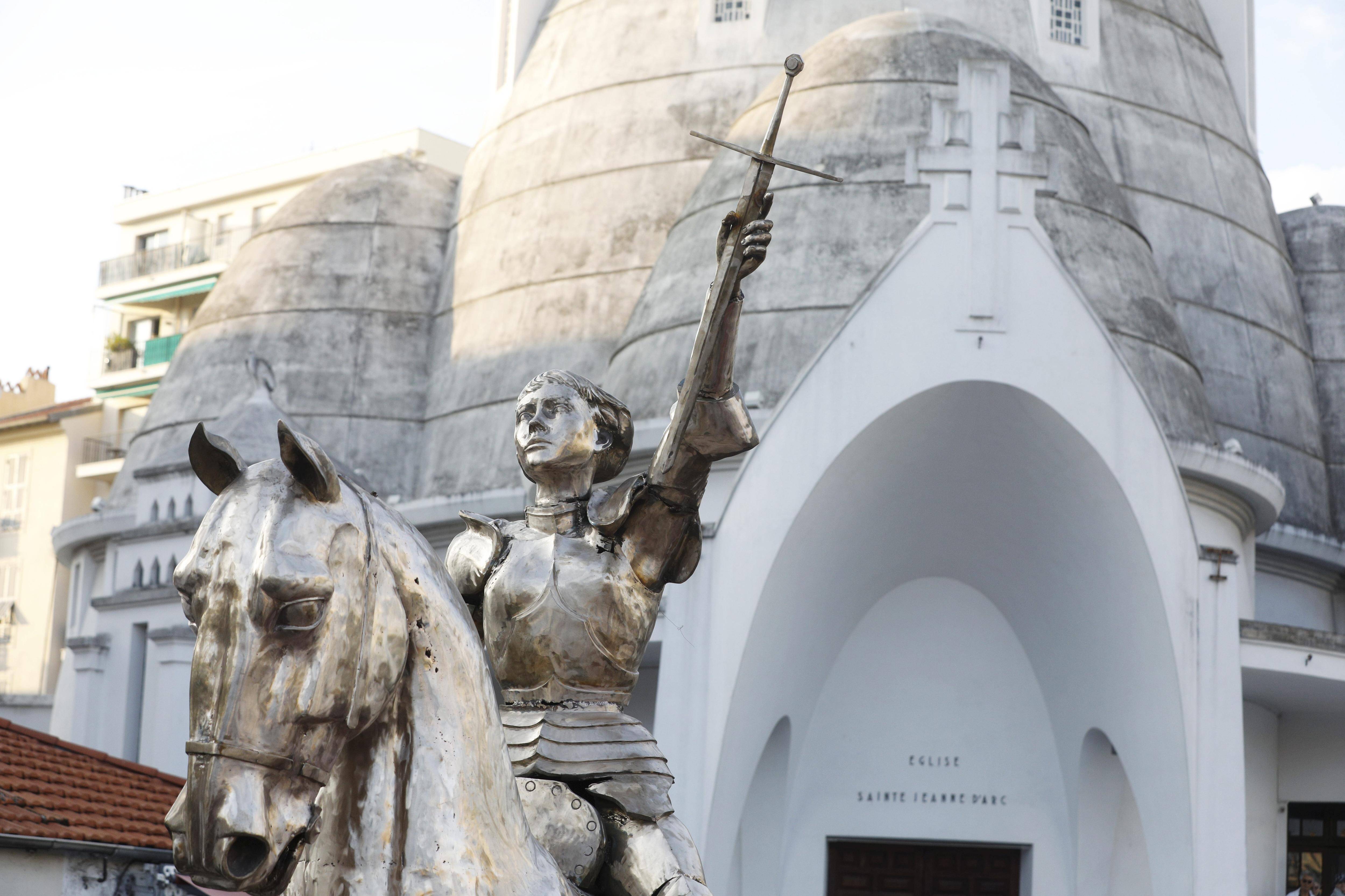 Désormais dorée à l’or fin, la statue de Jeanne d’Arc qui avait fait polémique de retour à Nice