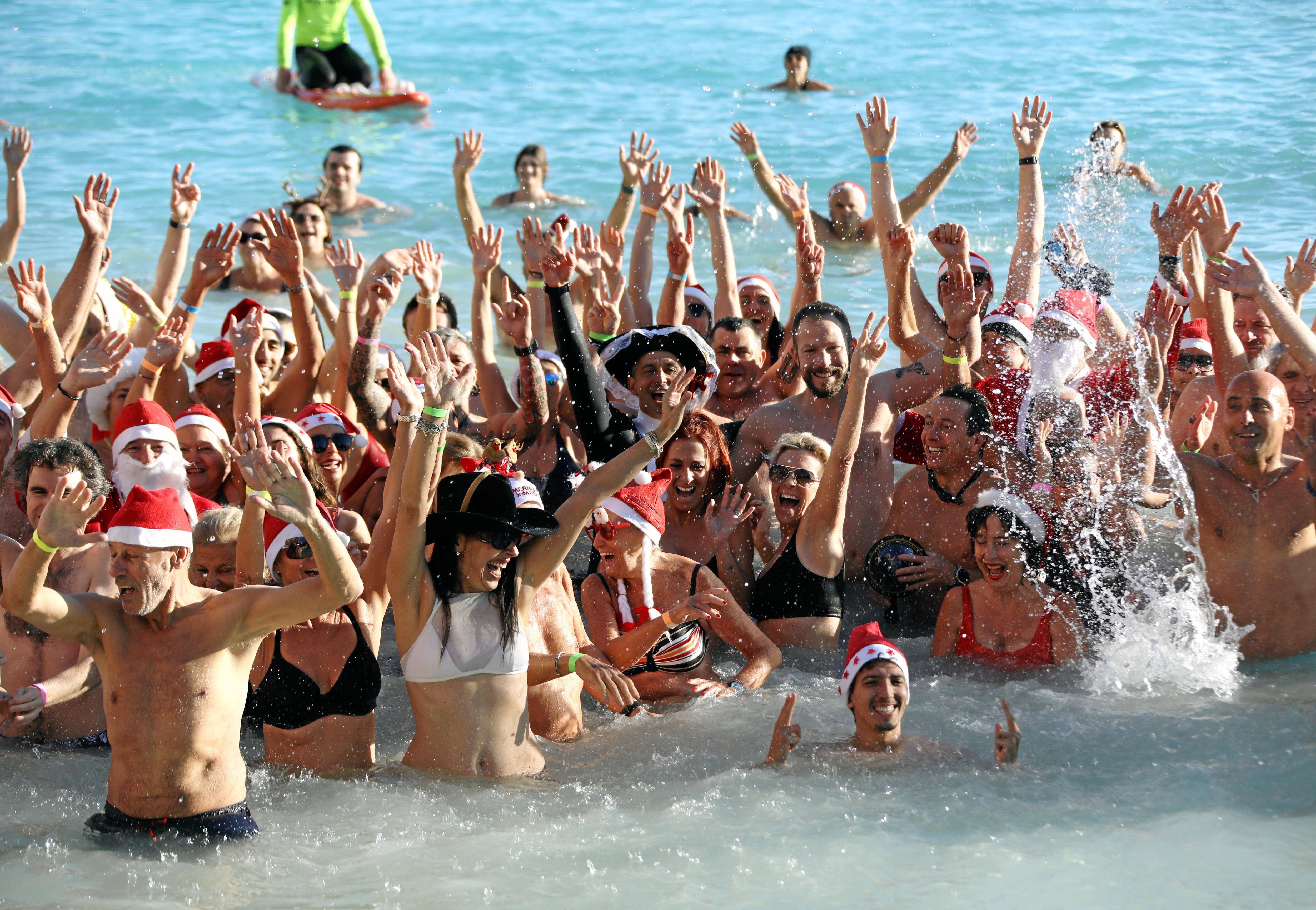 À Monaco, près de 200 personnes se sont jetées à l'eau pour un bain de Noël solidaire