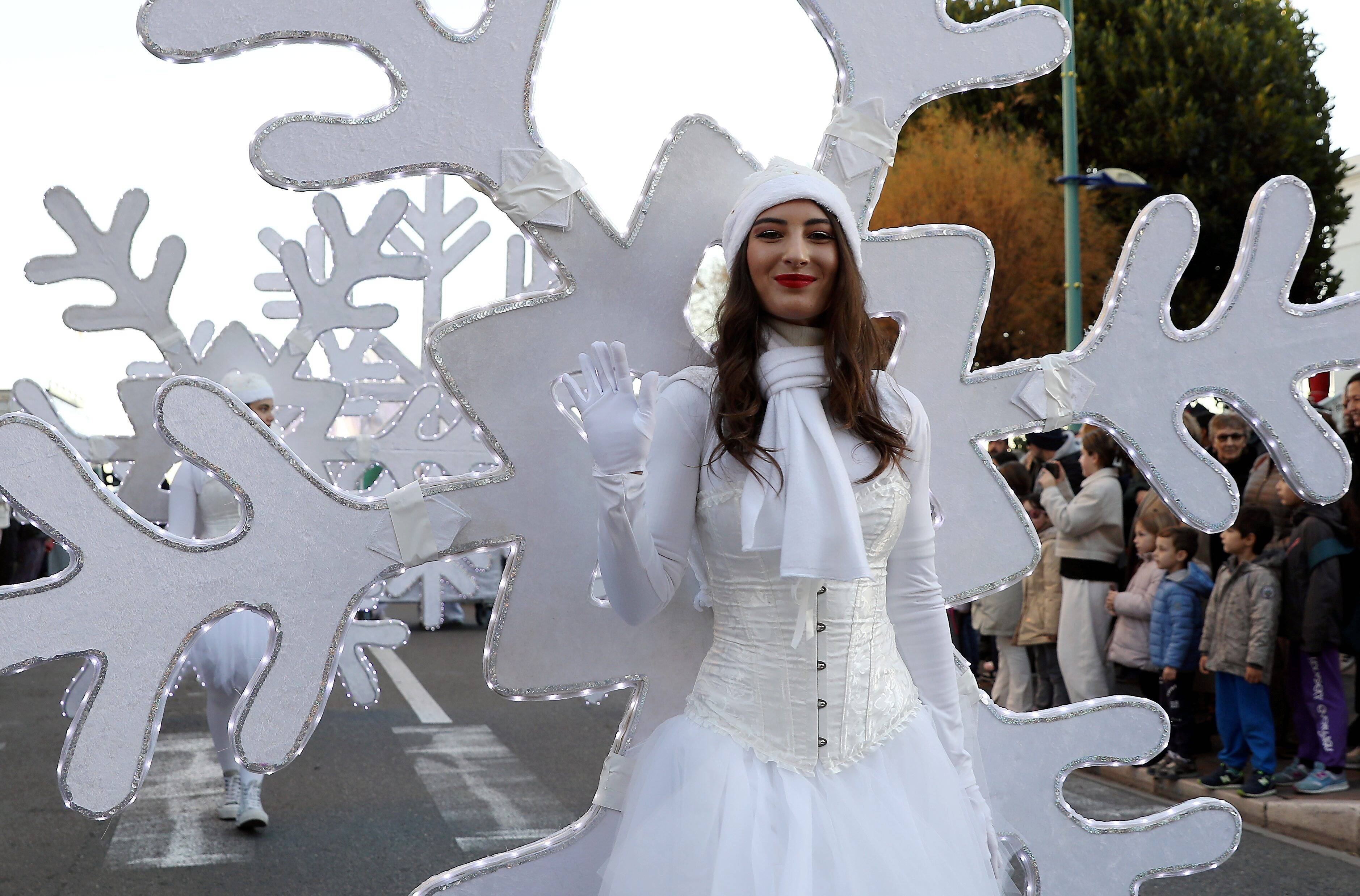 Revivez en images la parade de Noël qui a enchanté Menton ce week-end